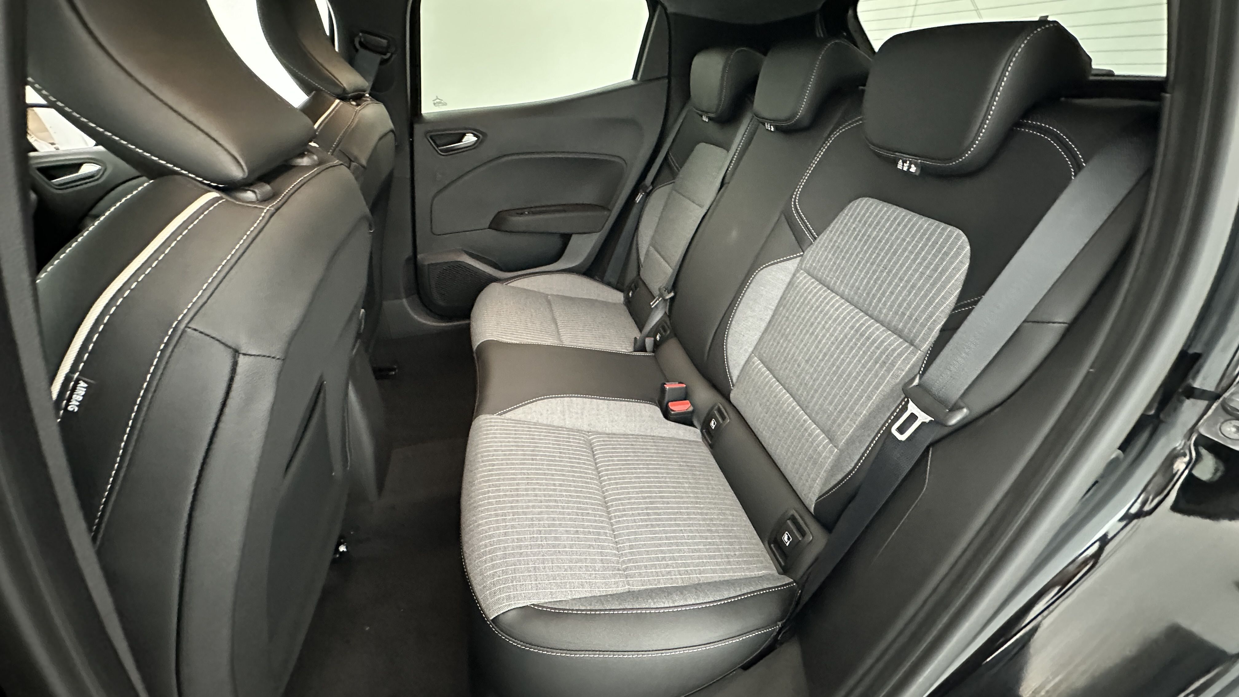 Renault Clio - Image 9