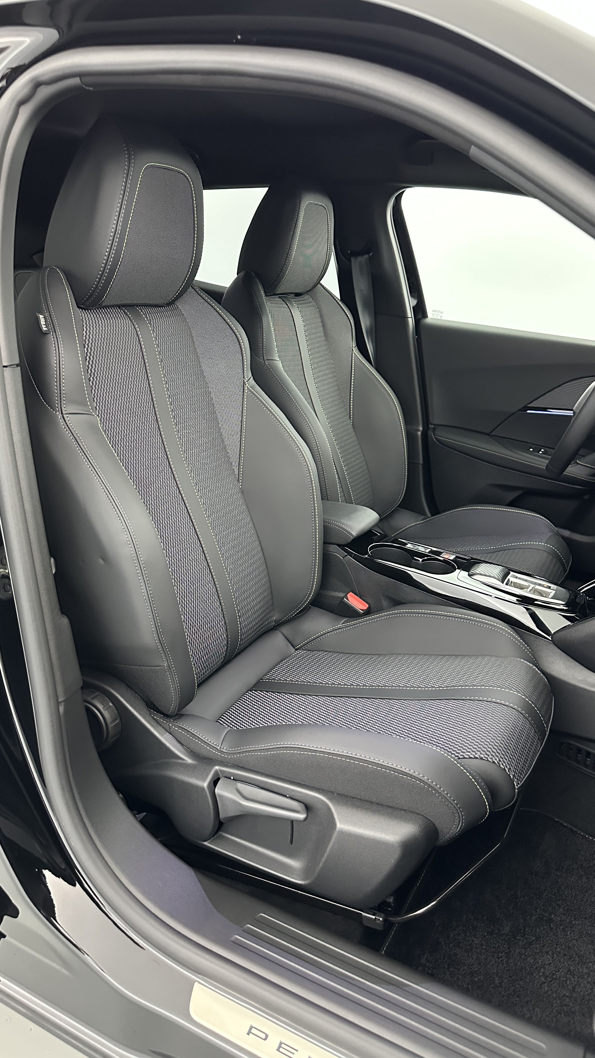 Peugeot 2008 - Image 25