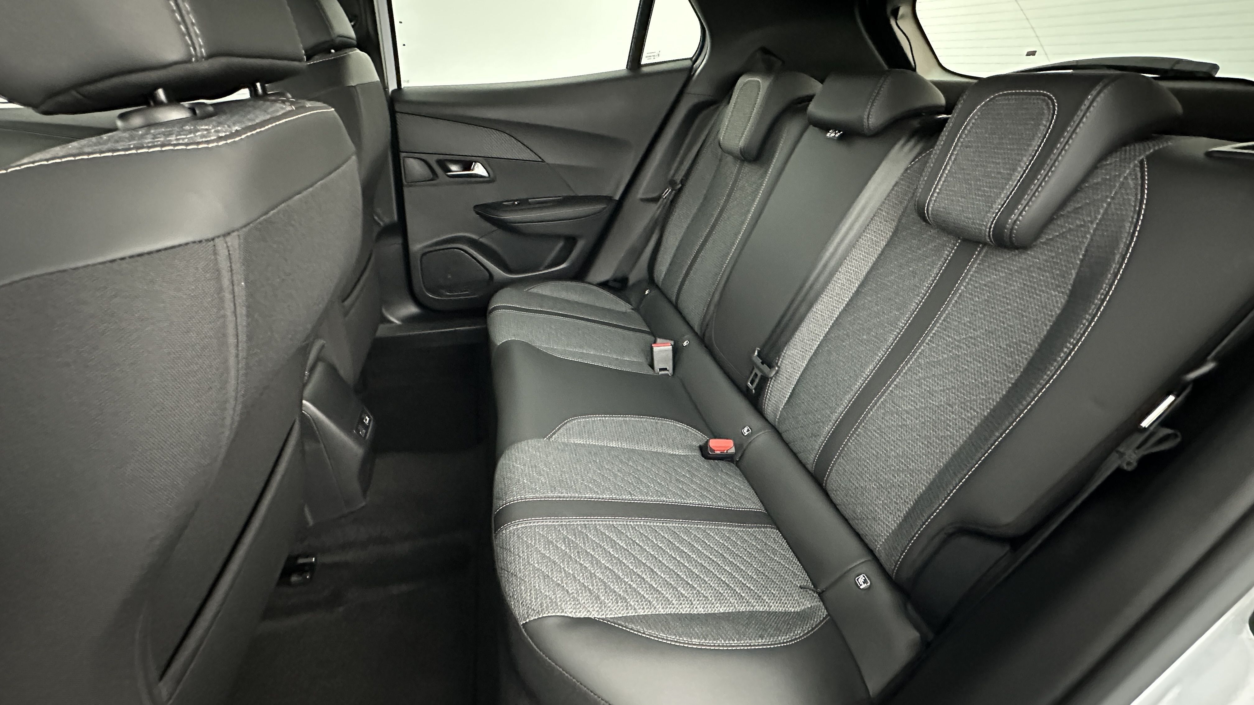 Peugeot 2008 - Image 9