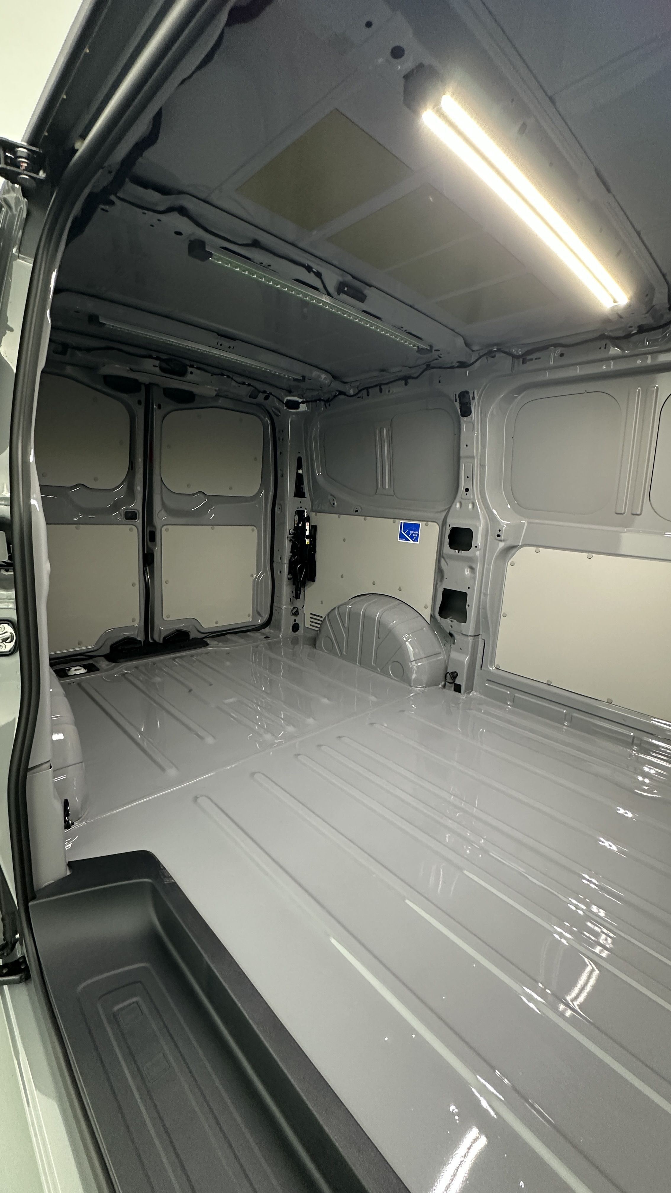 Volkswagen Transporter - Image 8