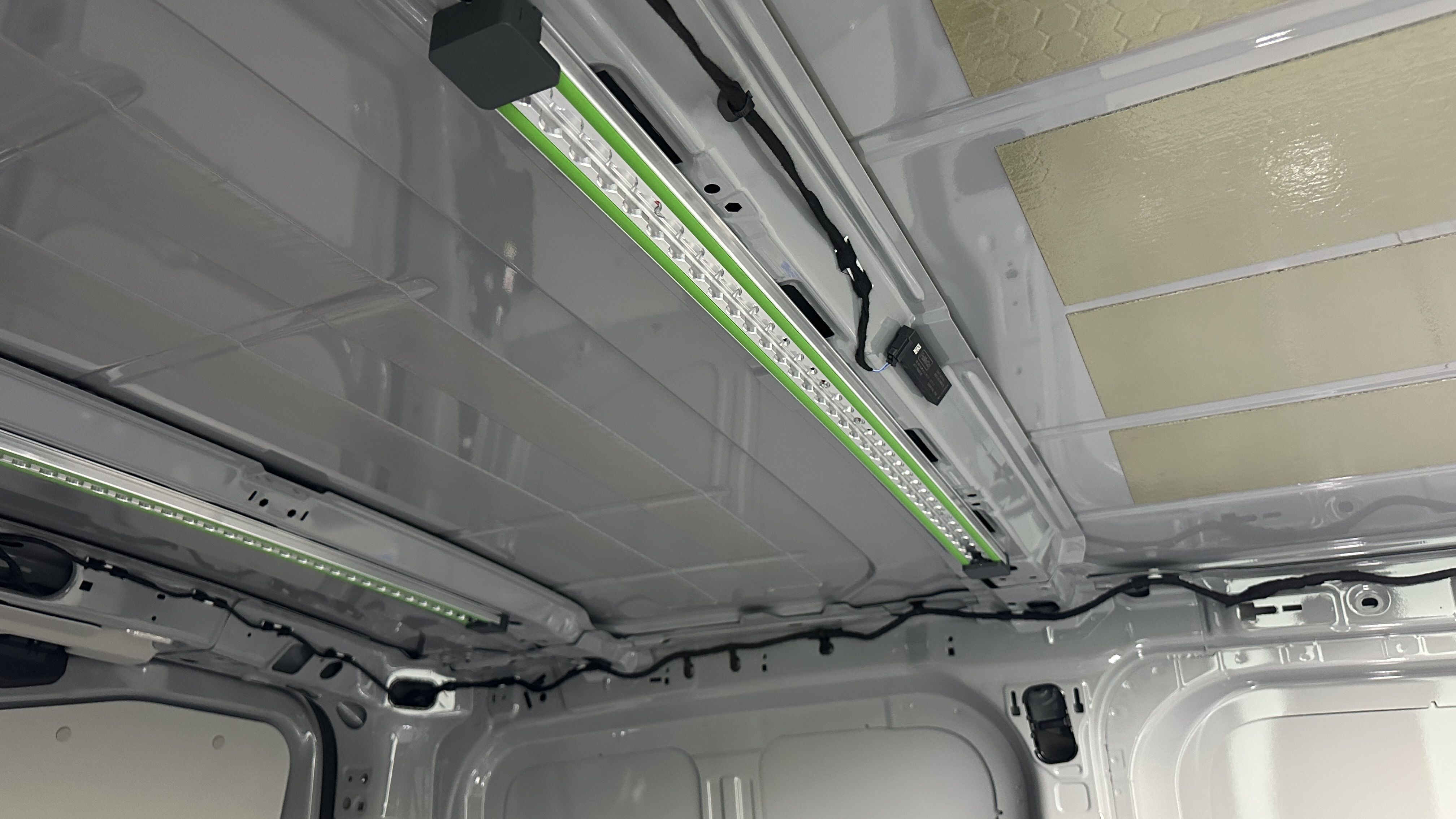 Volkswagen Transporter - Image 18