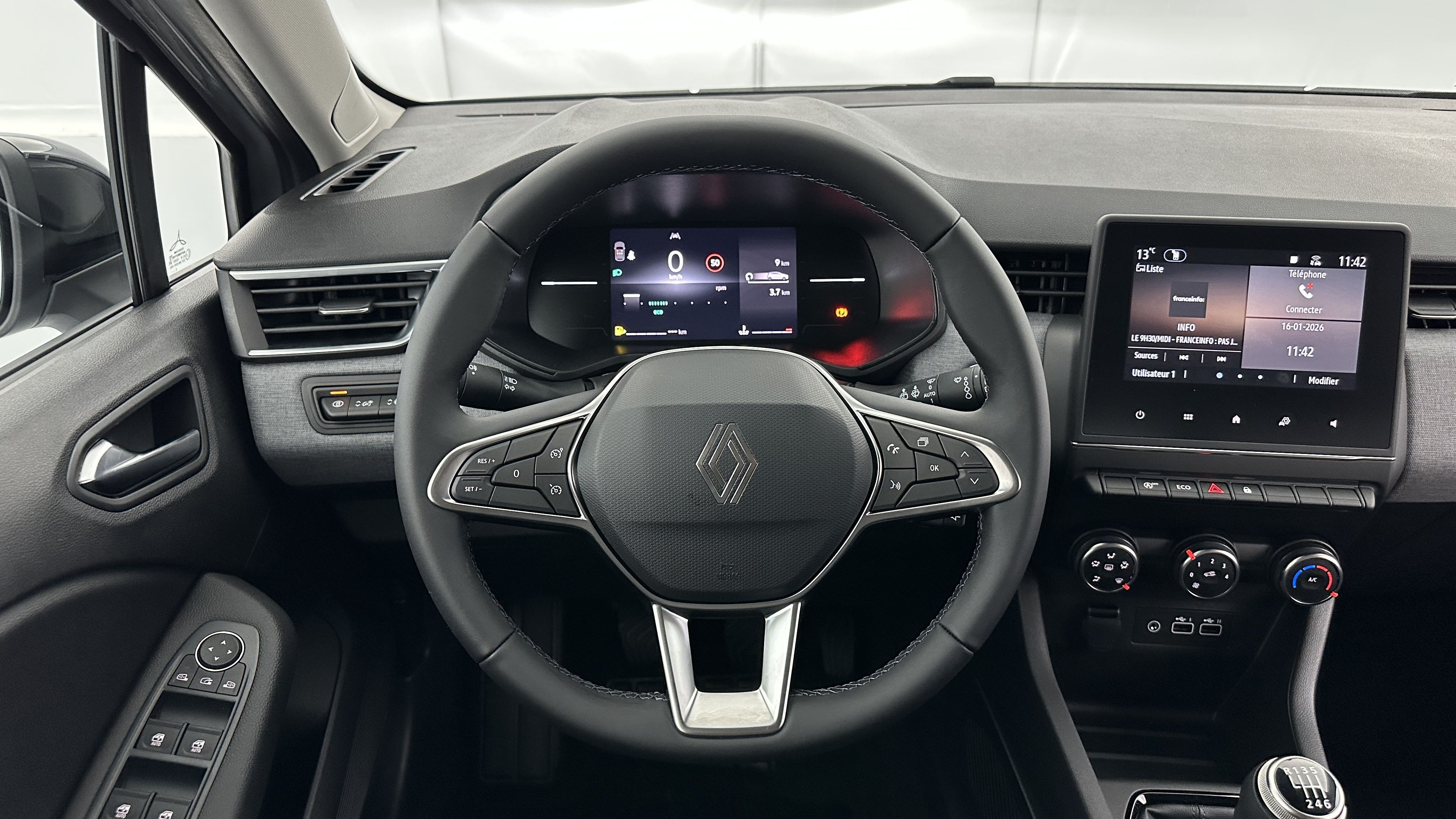 Renault Clio - Image 14