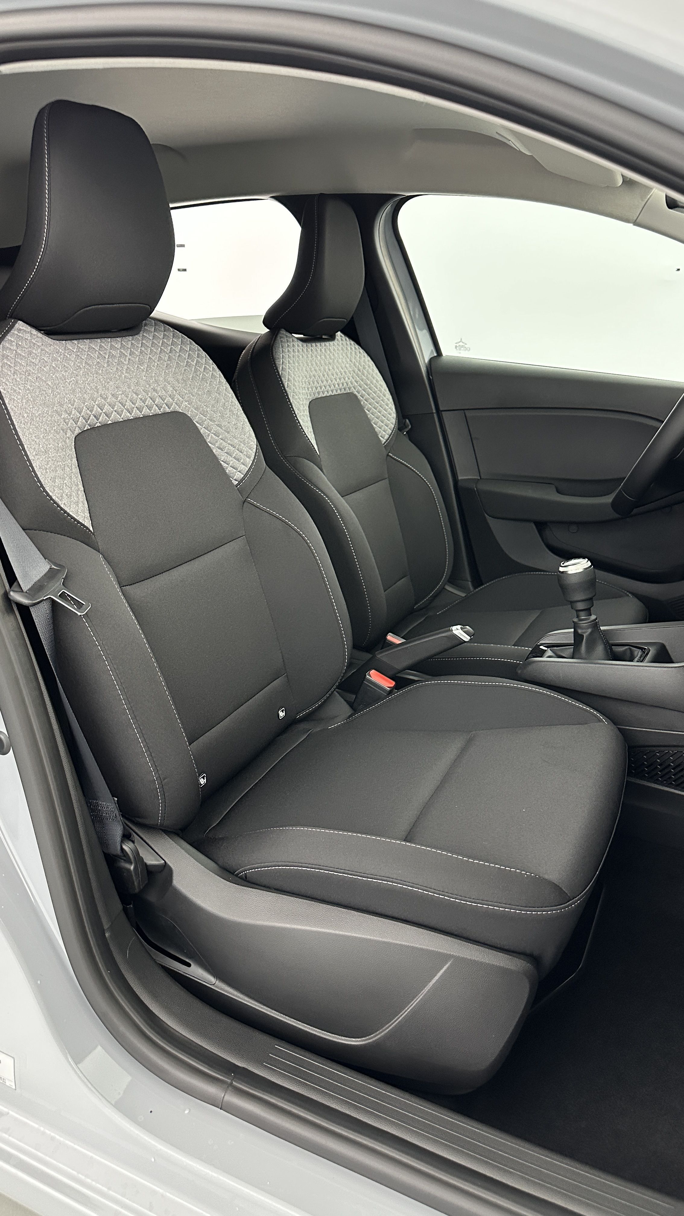 Renault Clio - Image 17