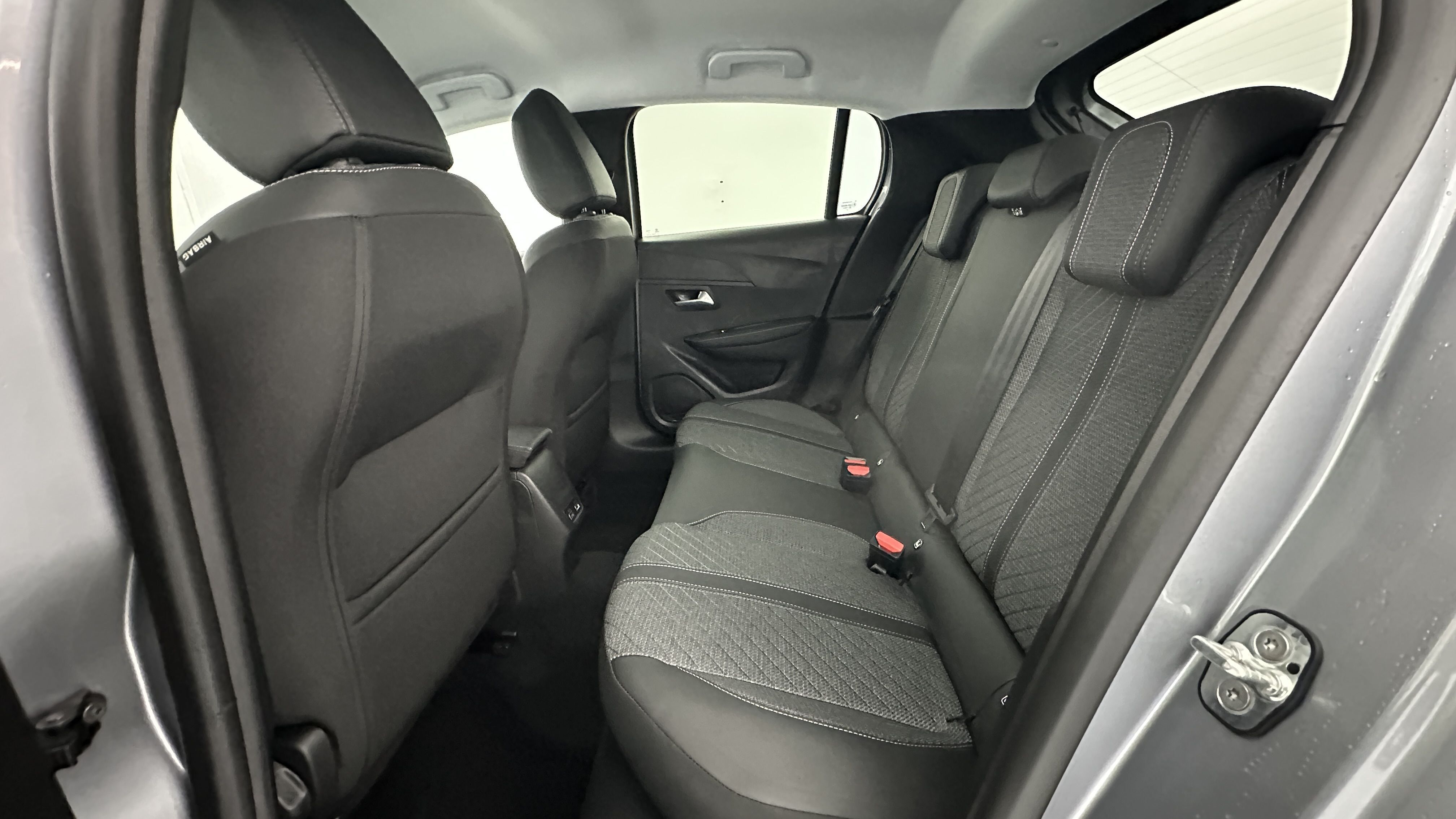 Peugeot 208 - Image 9