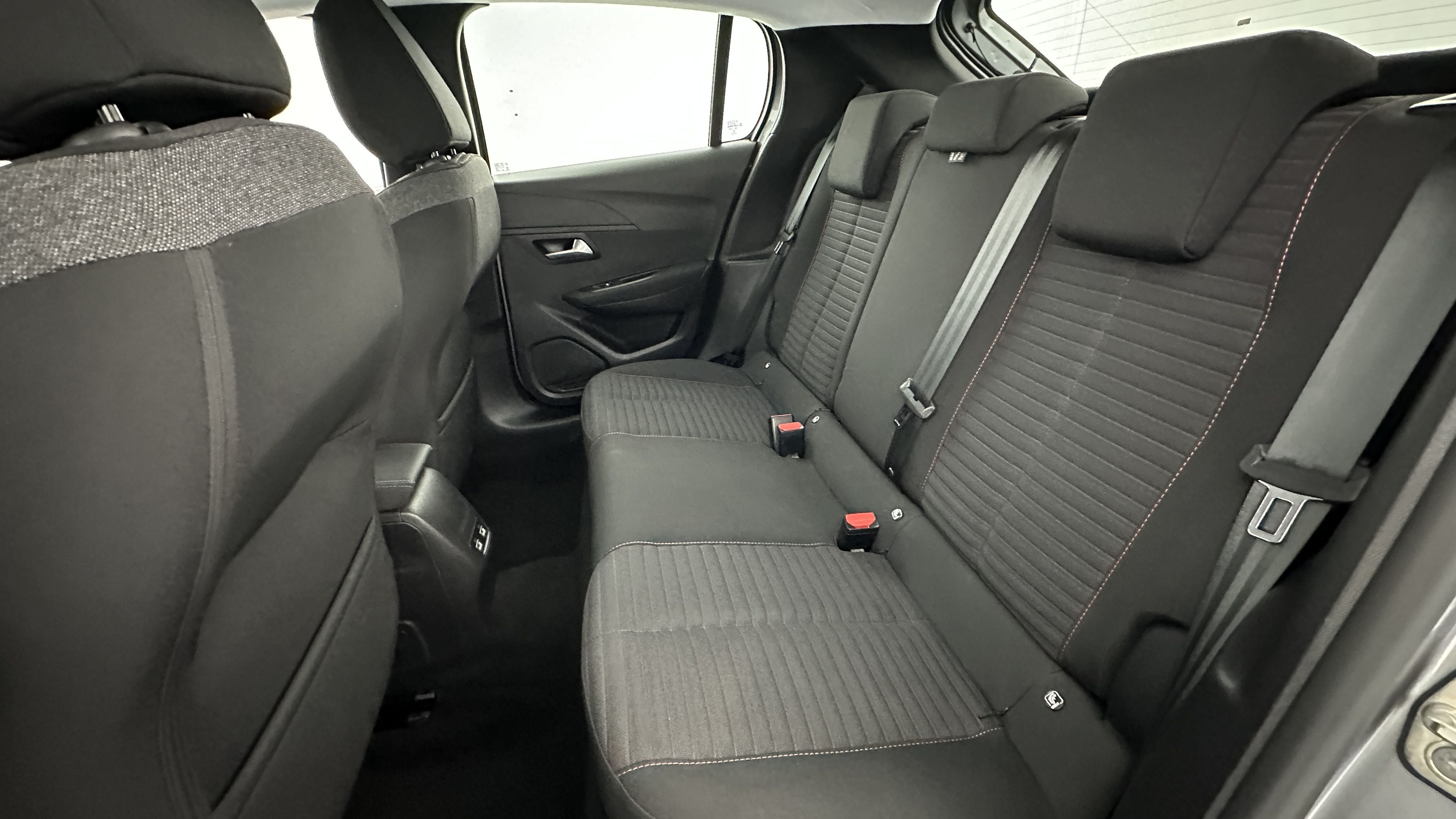 Peugeot E-208 - Image 9