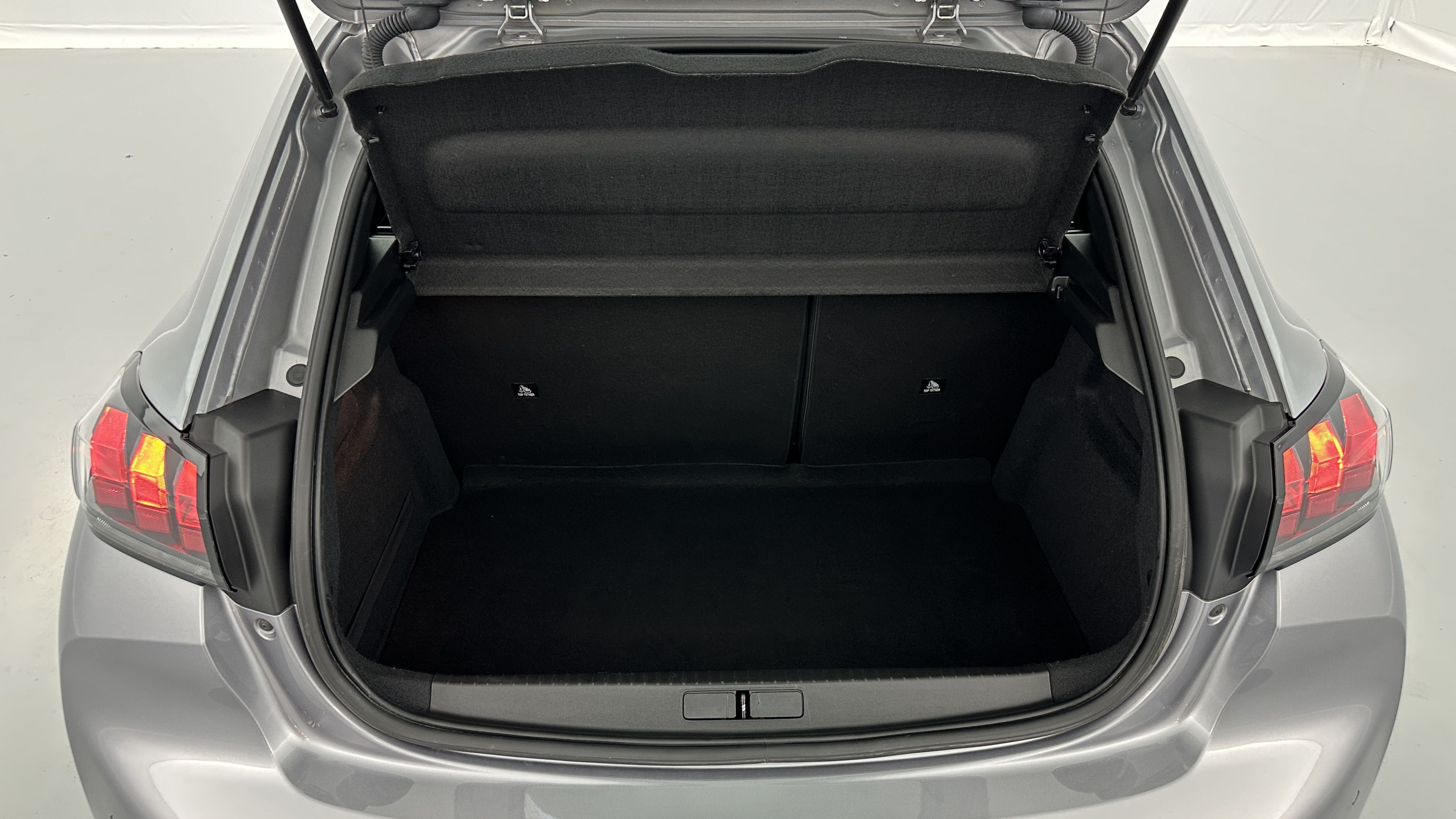 Peugeot E-208 - Image 10