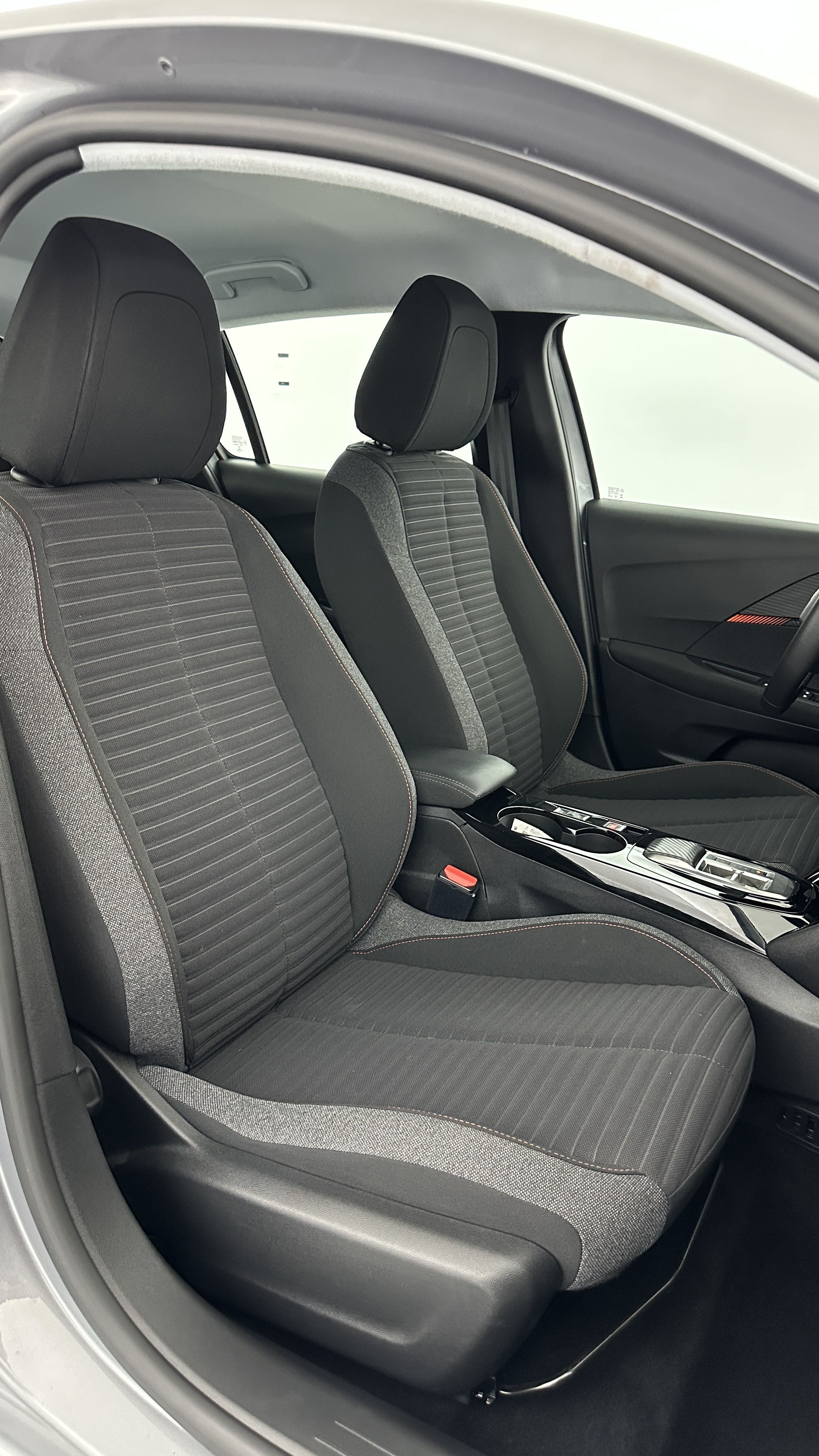 Peugeot E-208 - Image 17