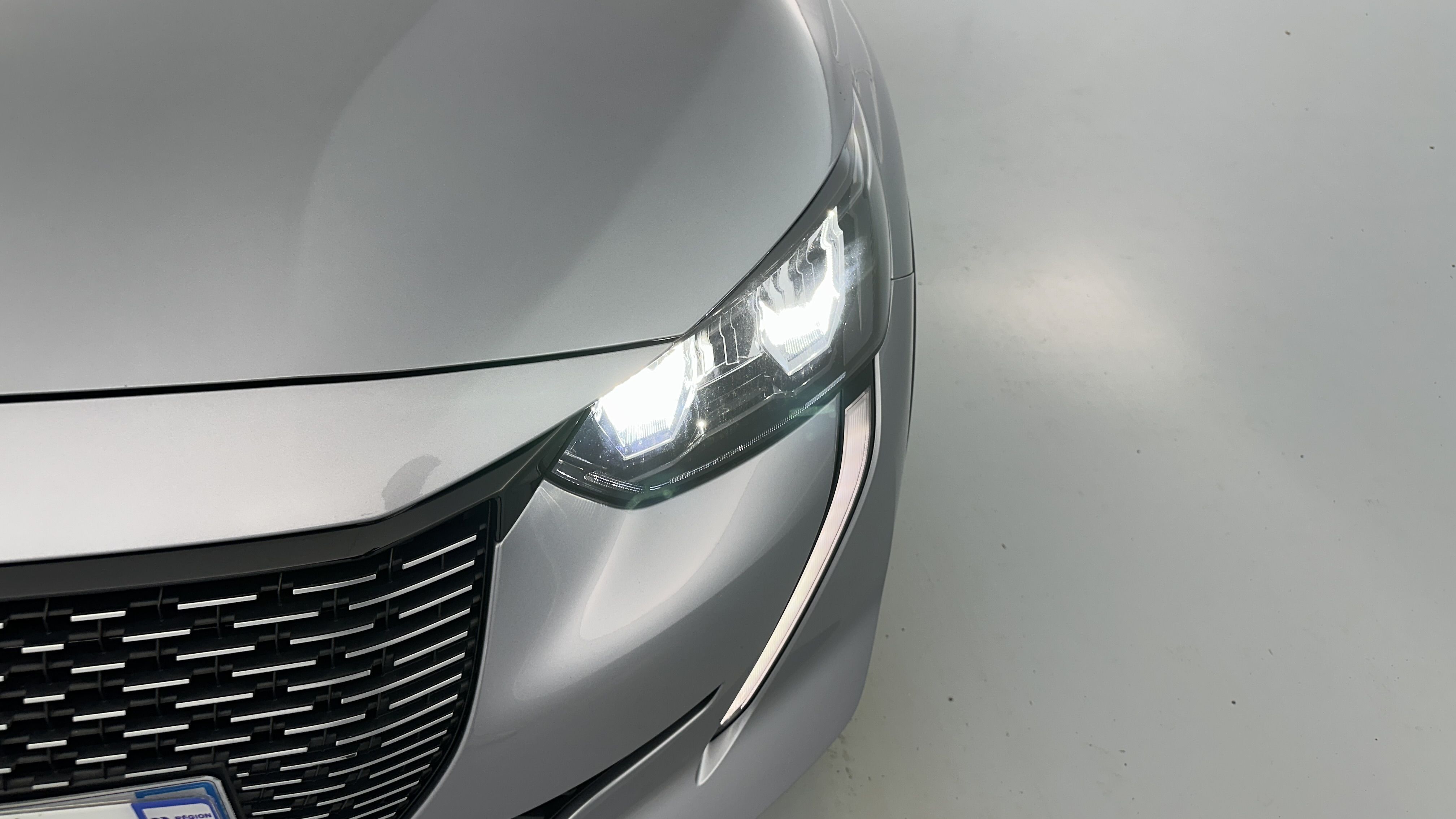 Peugeot E-208 - Image 21