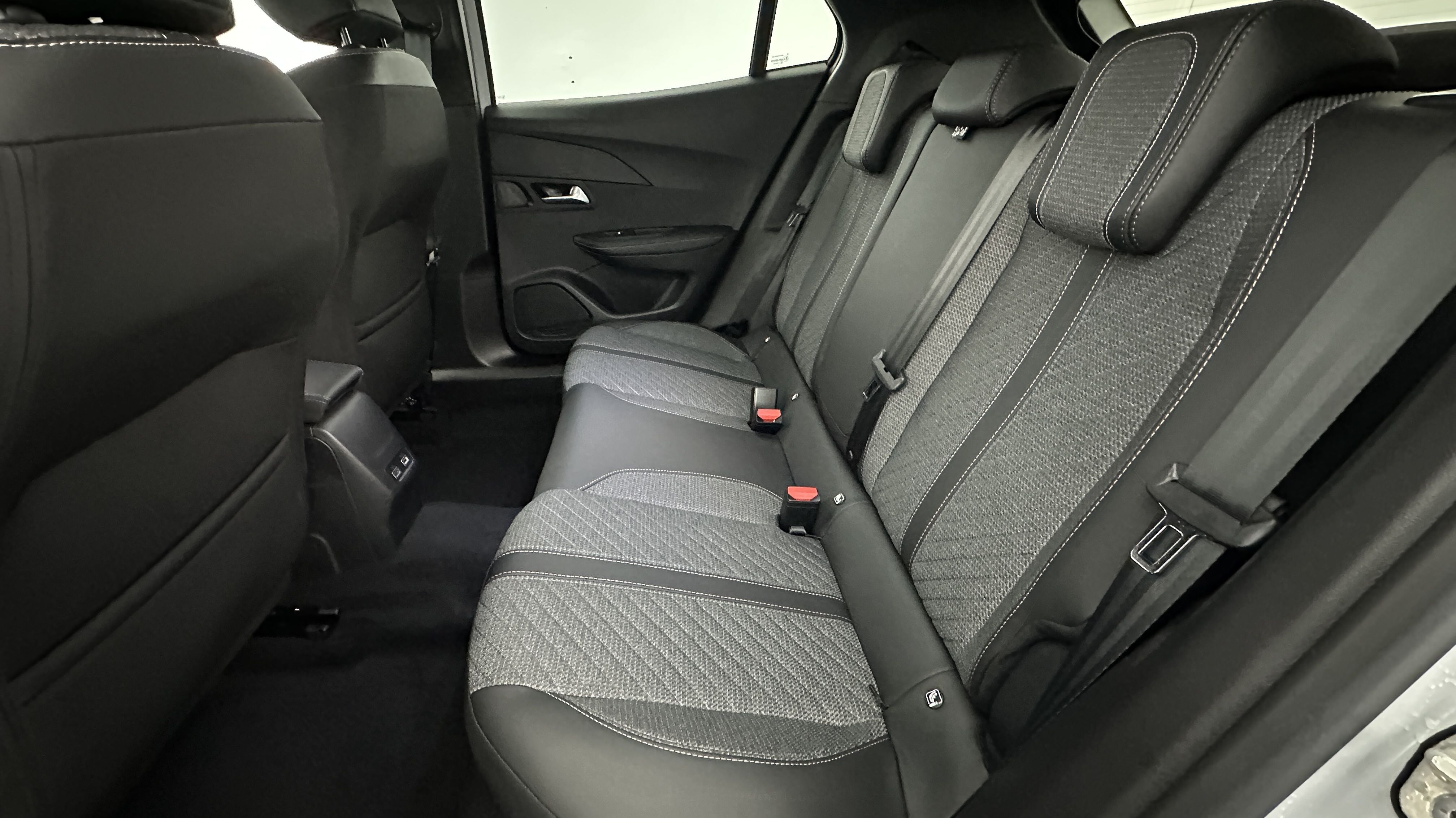 Peugeot 2008 - Image 9