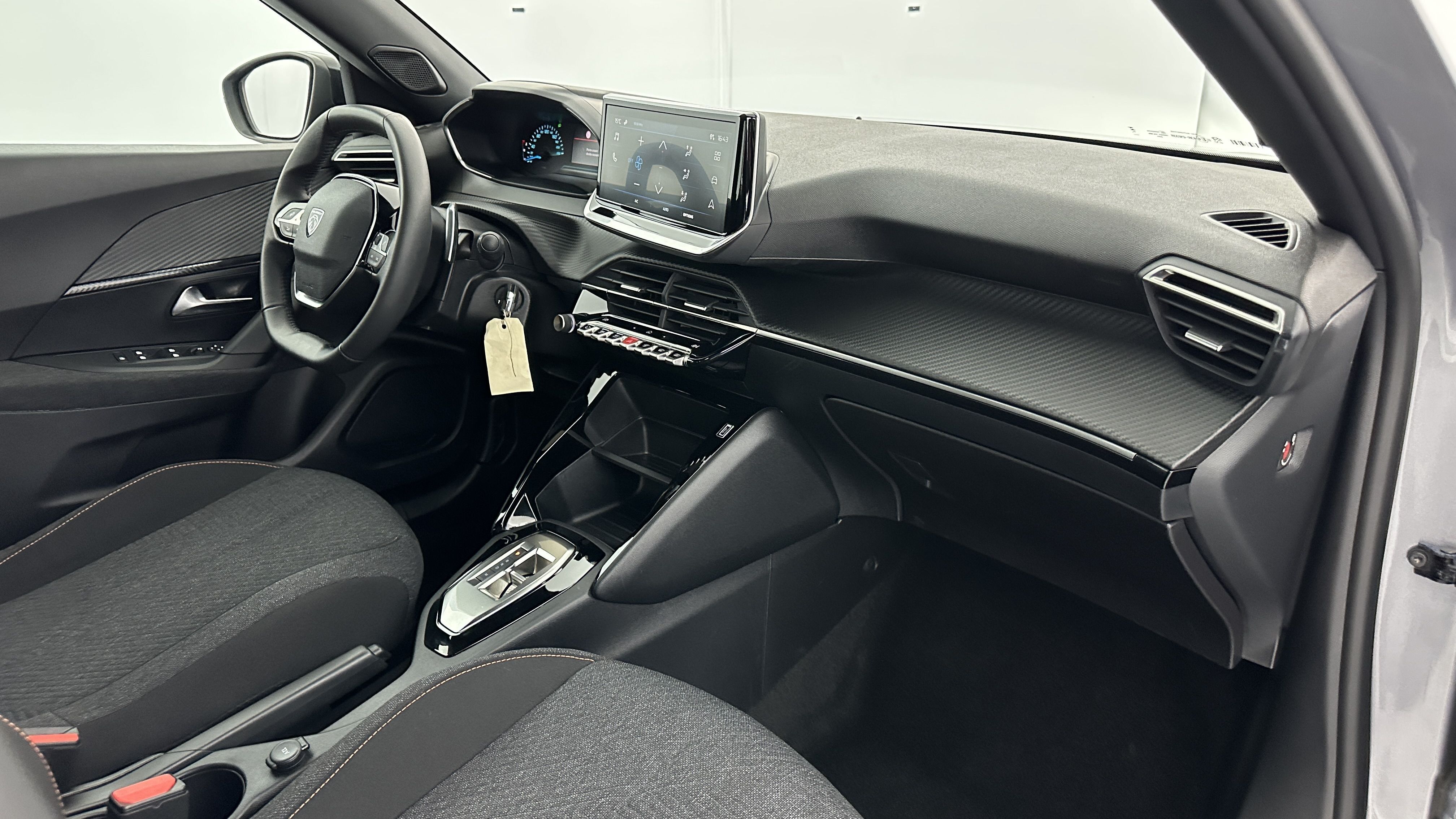 Peugeot 2008 - Image 8