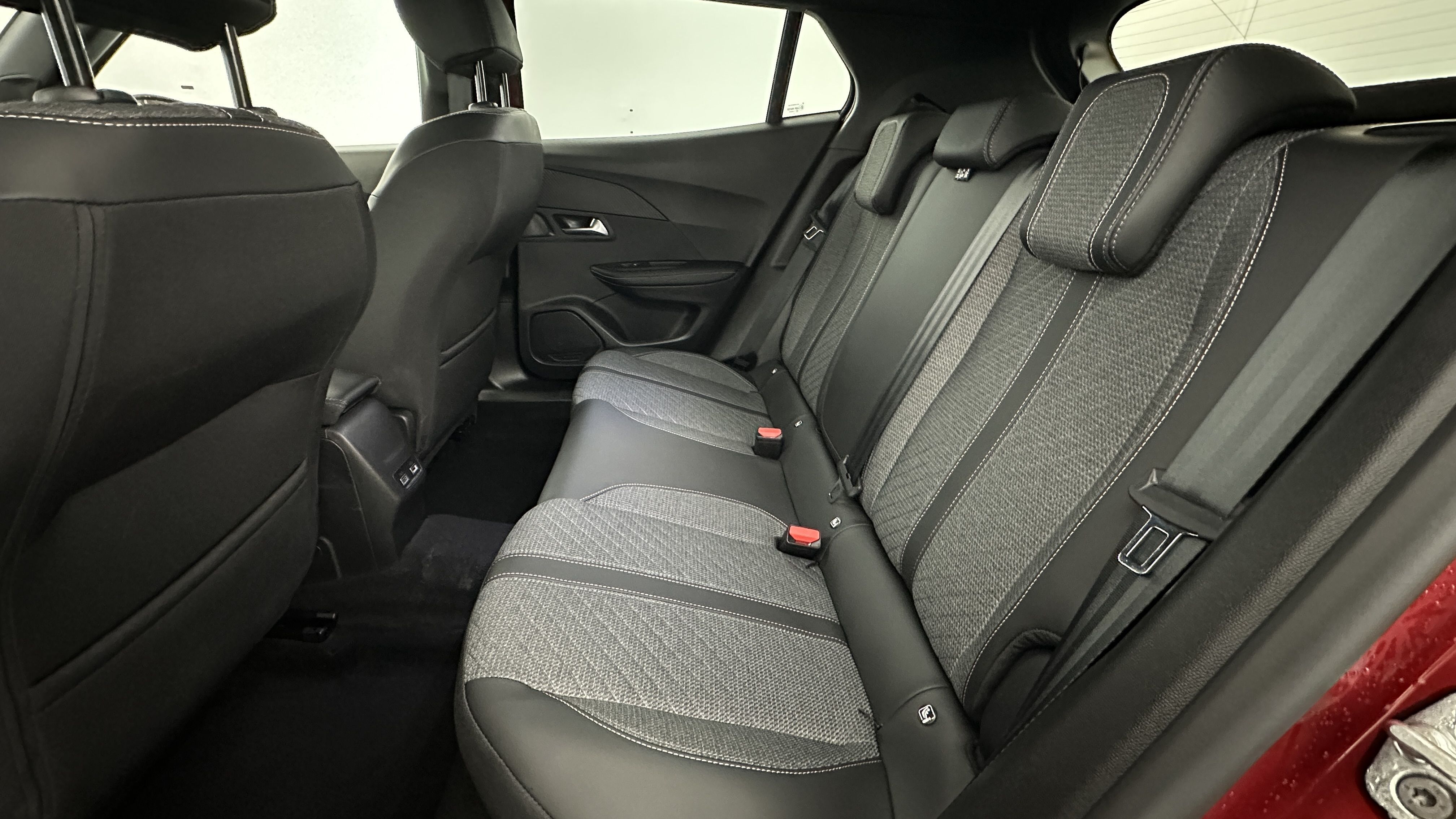 Peugeot 2008 - Image 9