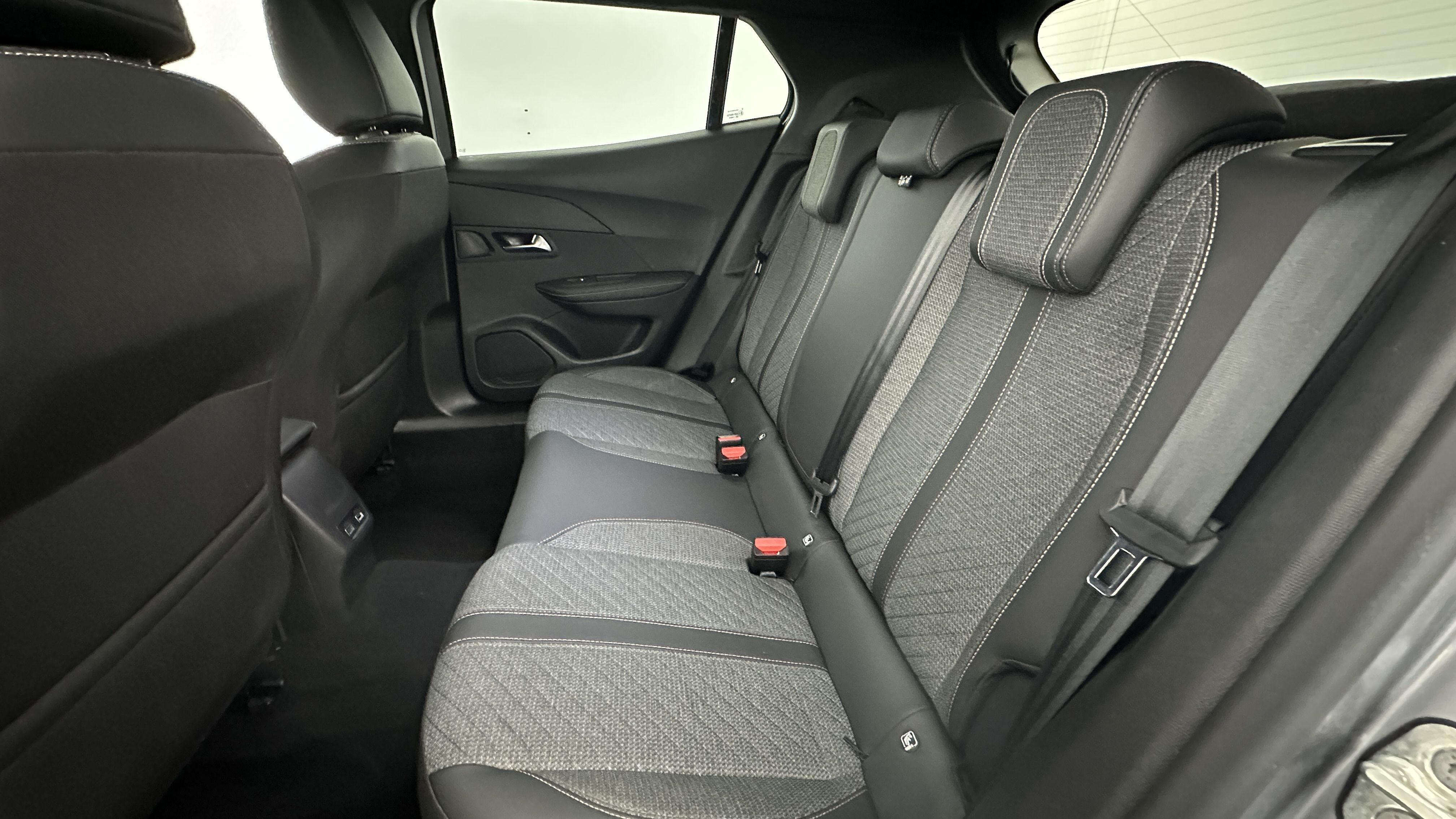 Peugeot 2008 - Image 9