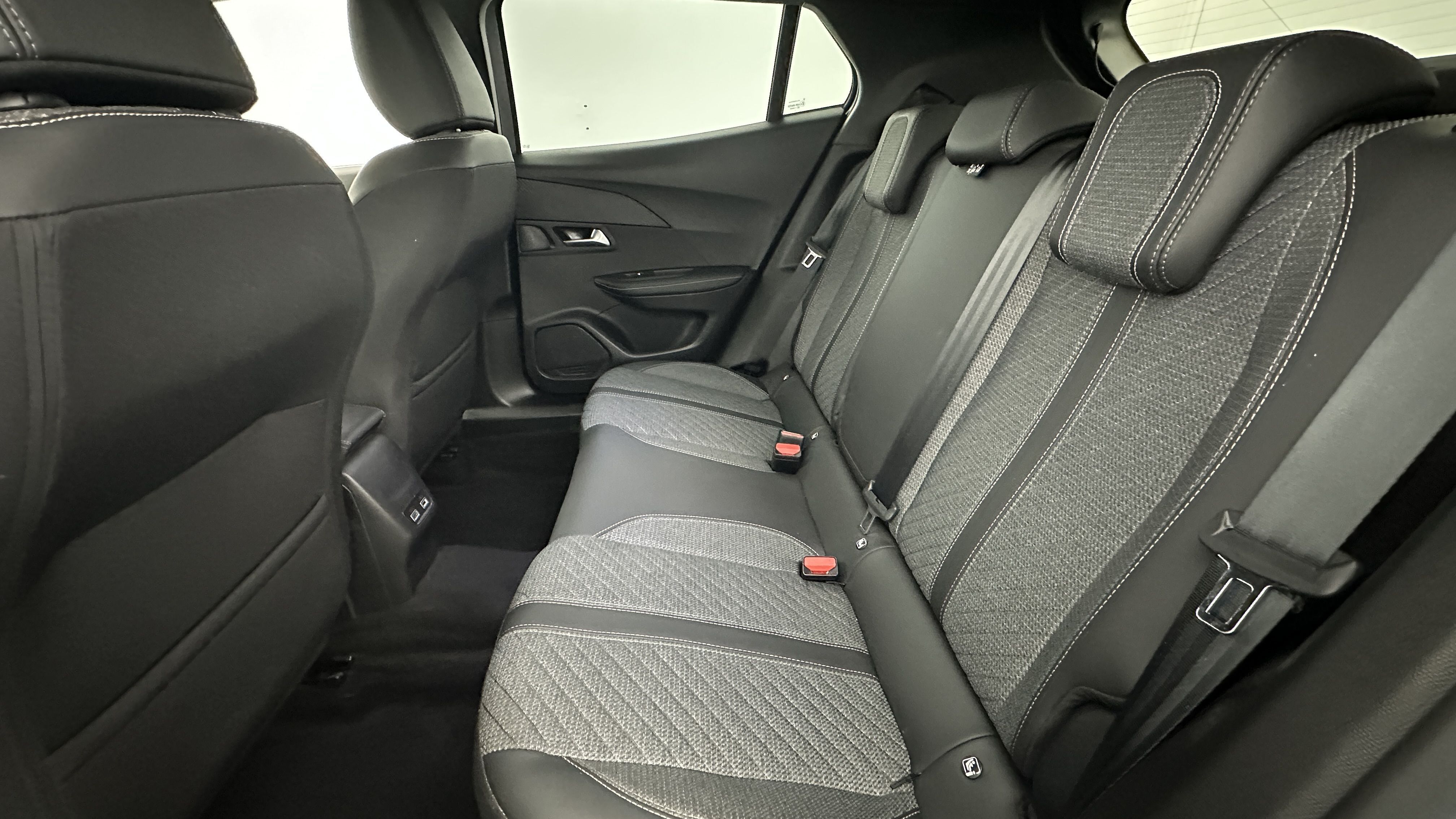 Peugeot 2008 - Image 9