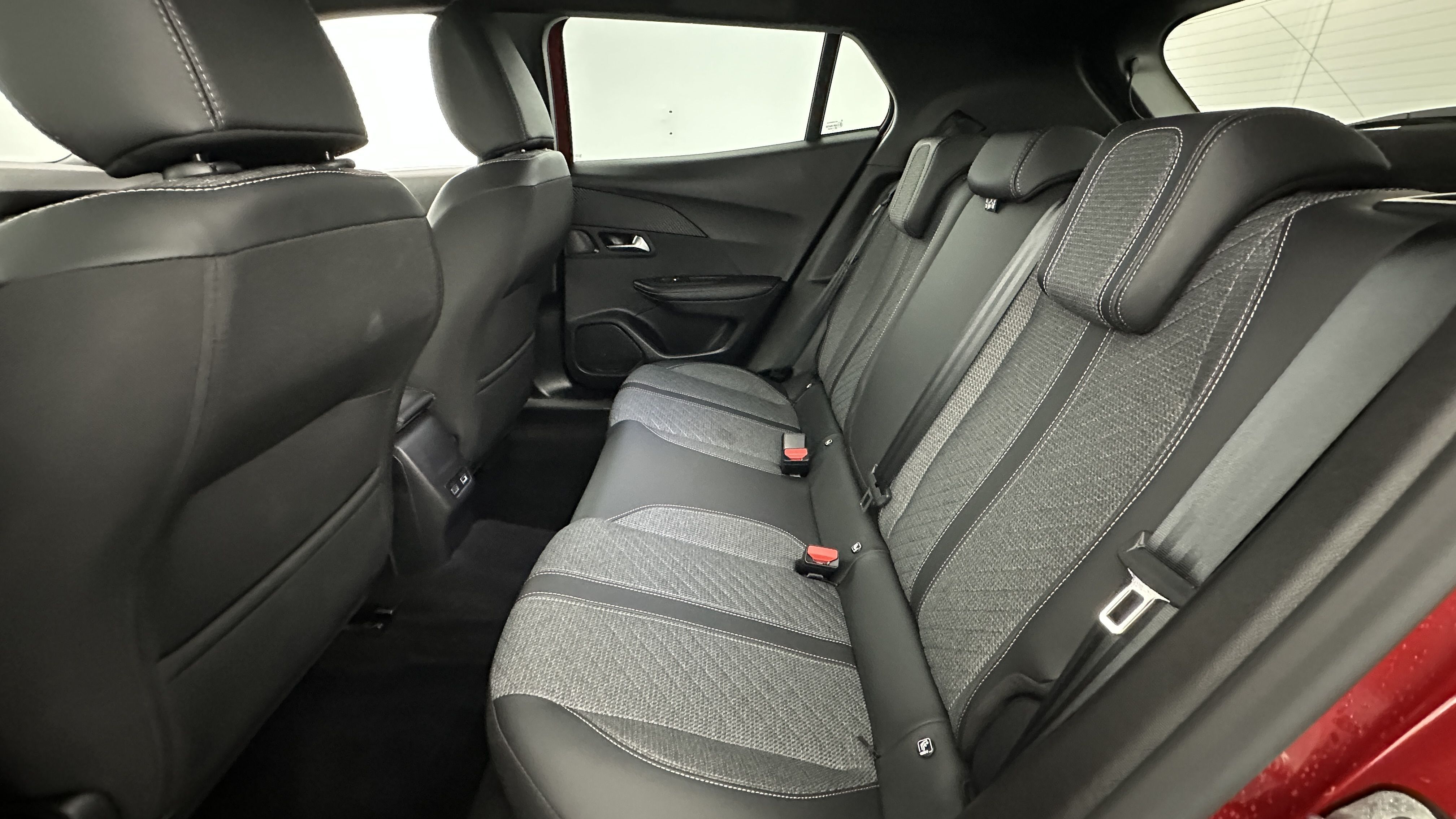 Peugeot 2008 - Image 9