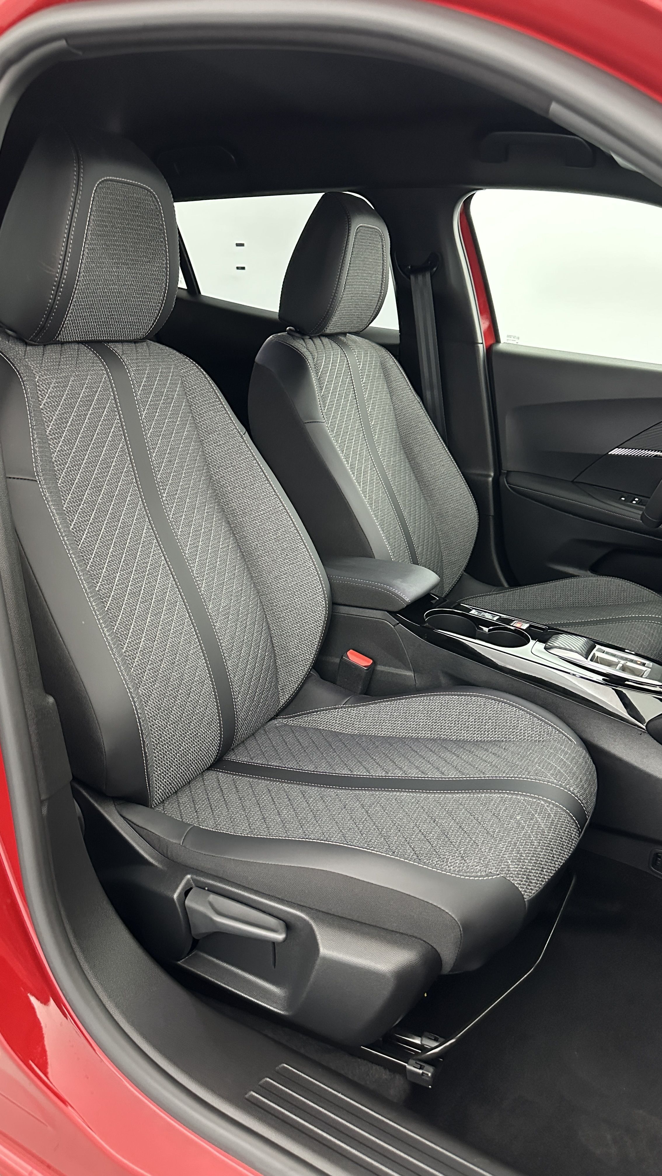 Peugeot 2008 - Image 18