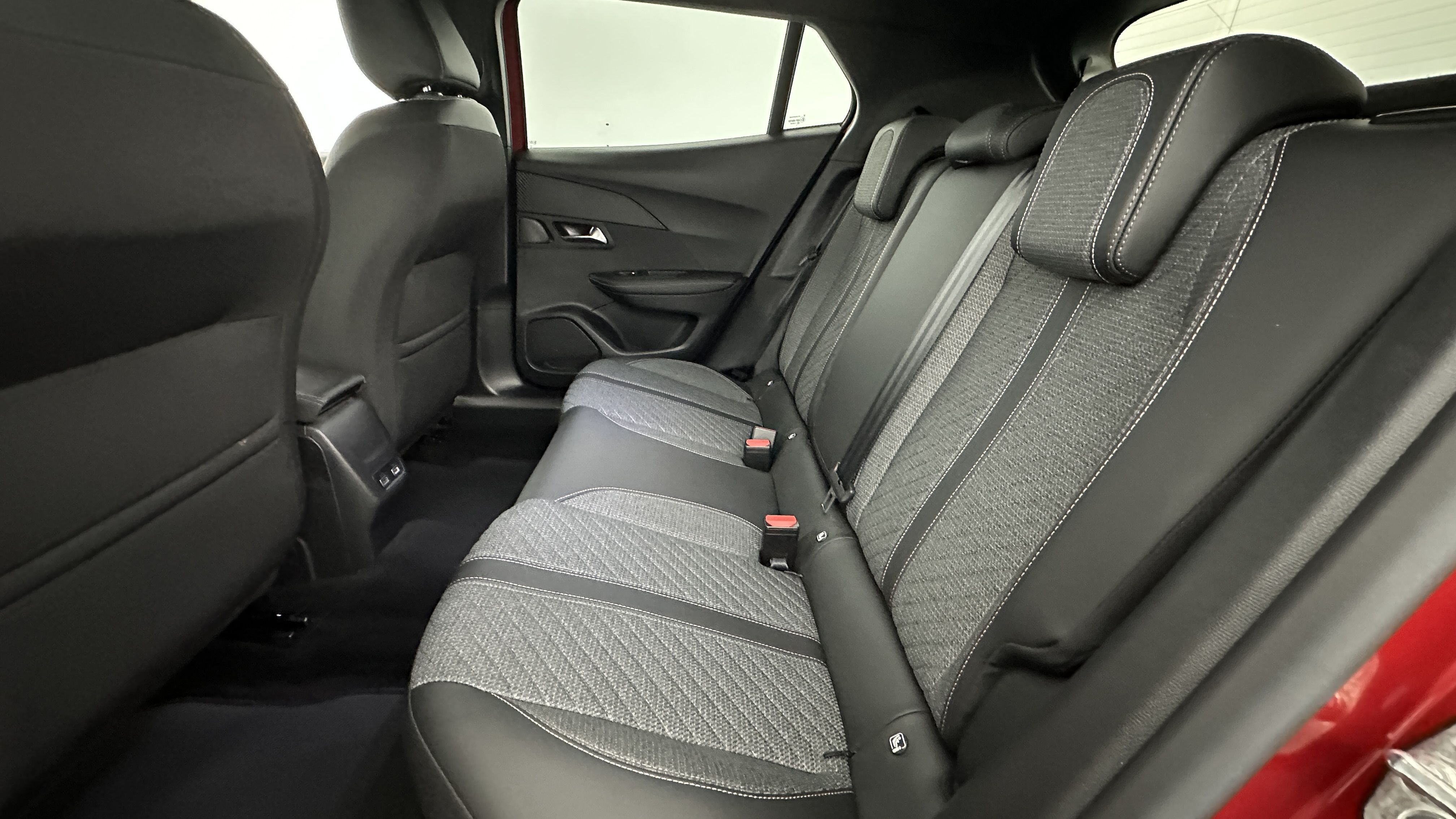 Peugeot 2008 - Image 9