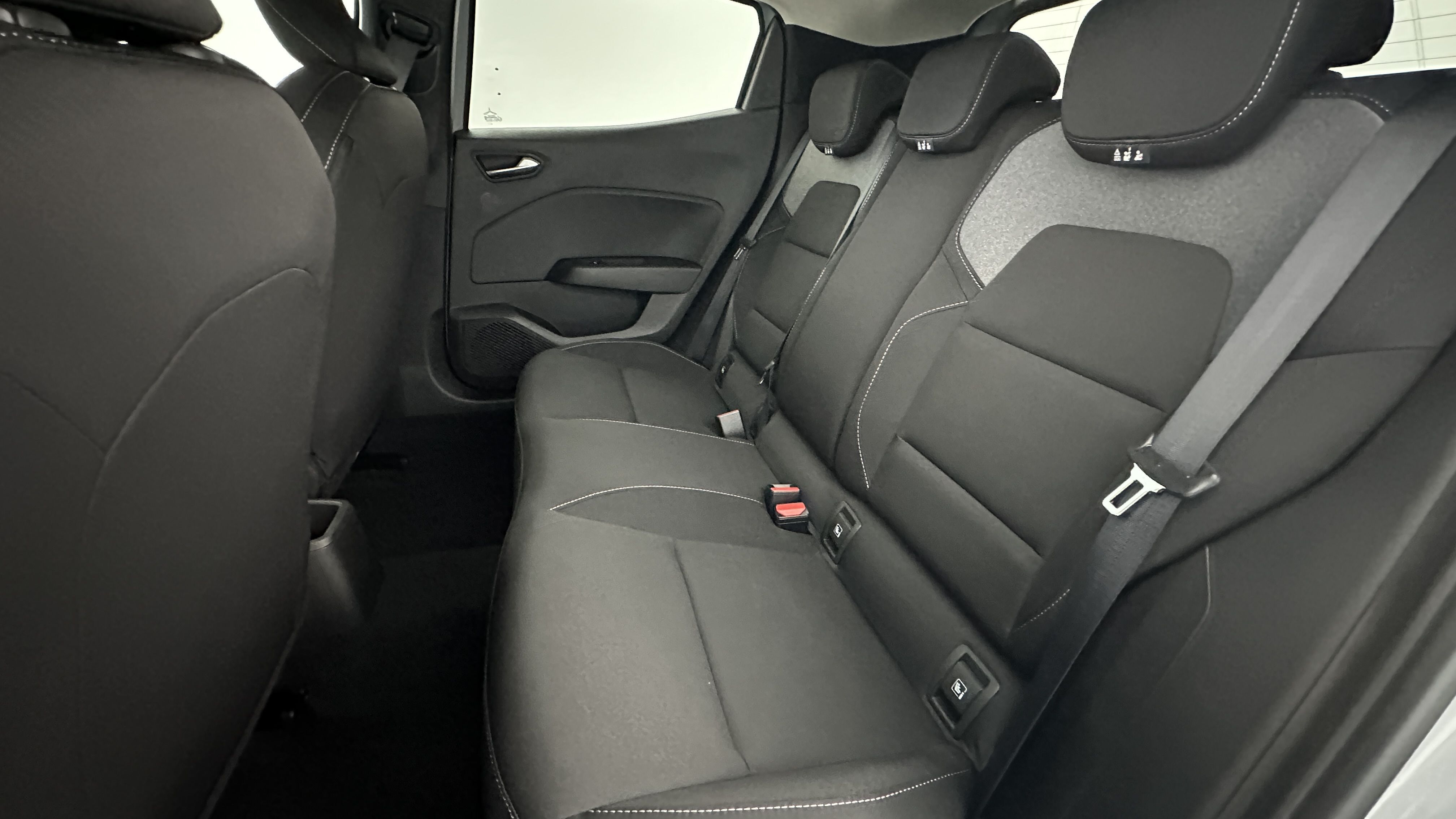 Renault Clio - Image 9