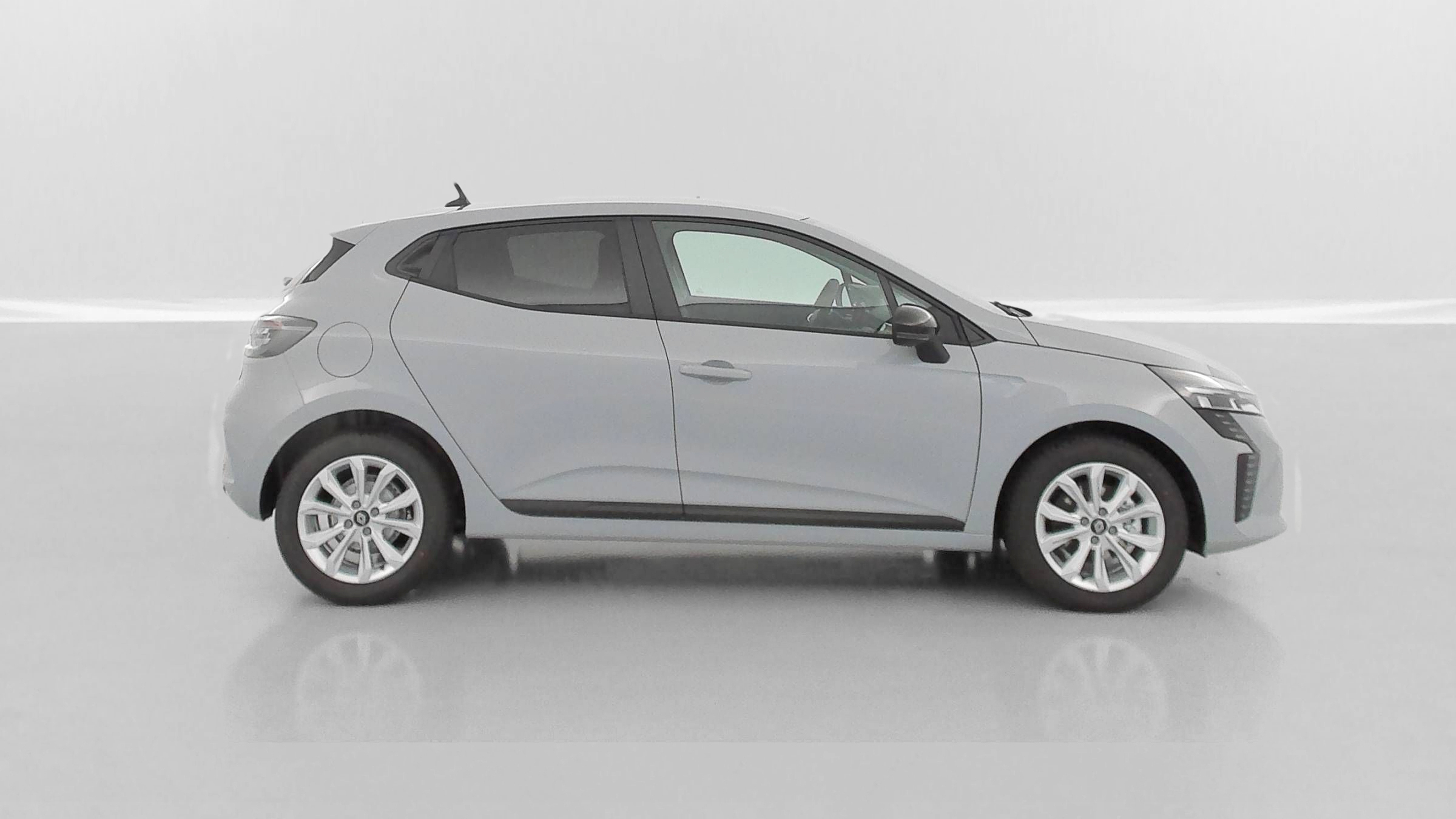 Renault Clio - Image 23