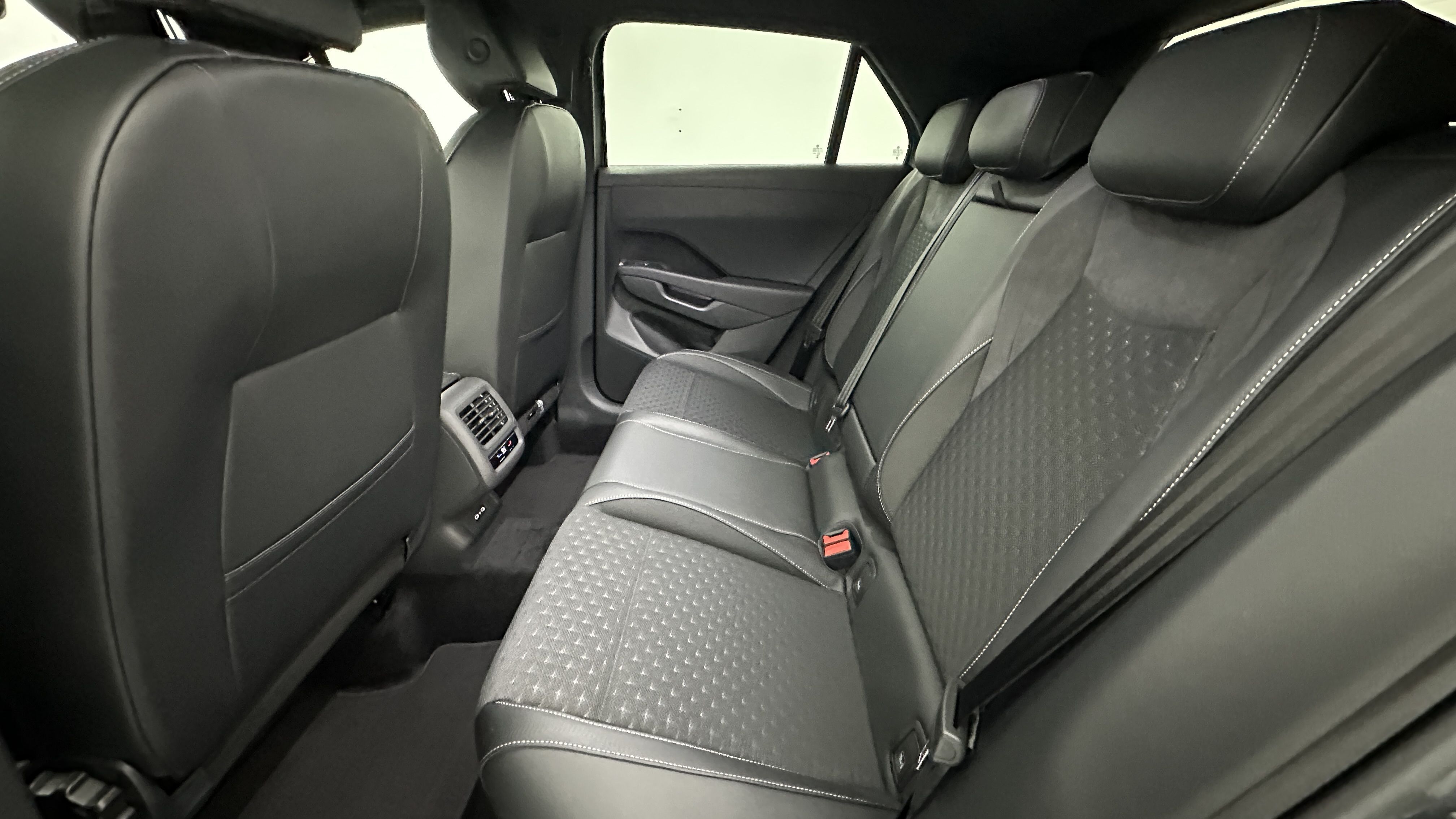 Volkswagen T-Roc - Image 9