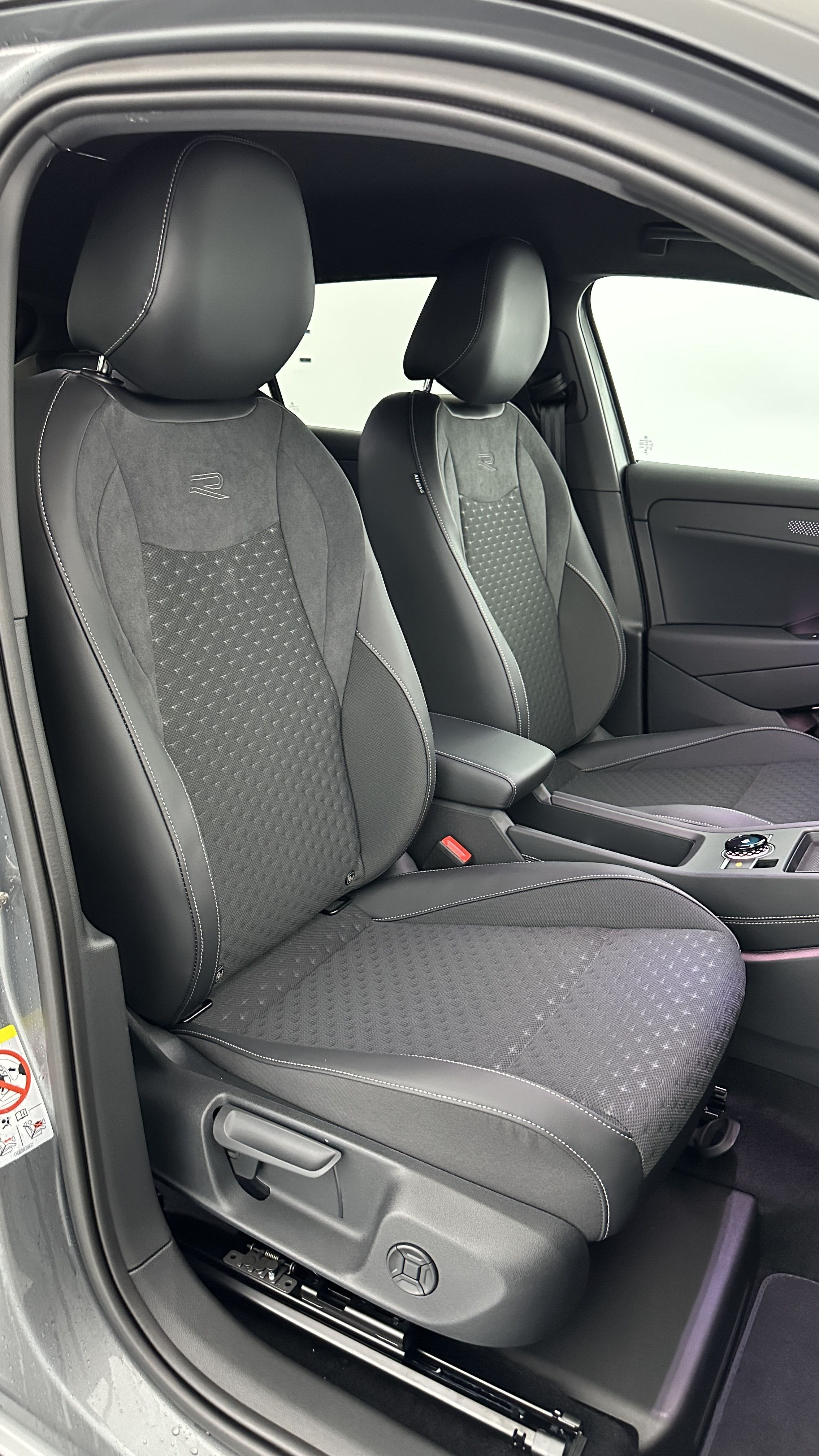 Volkswagen T-Roc - Image 18