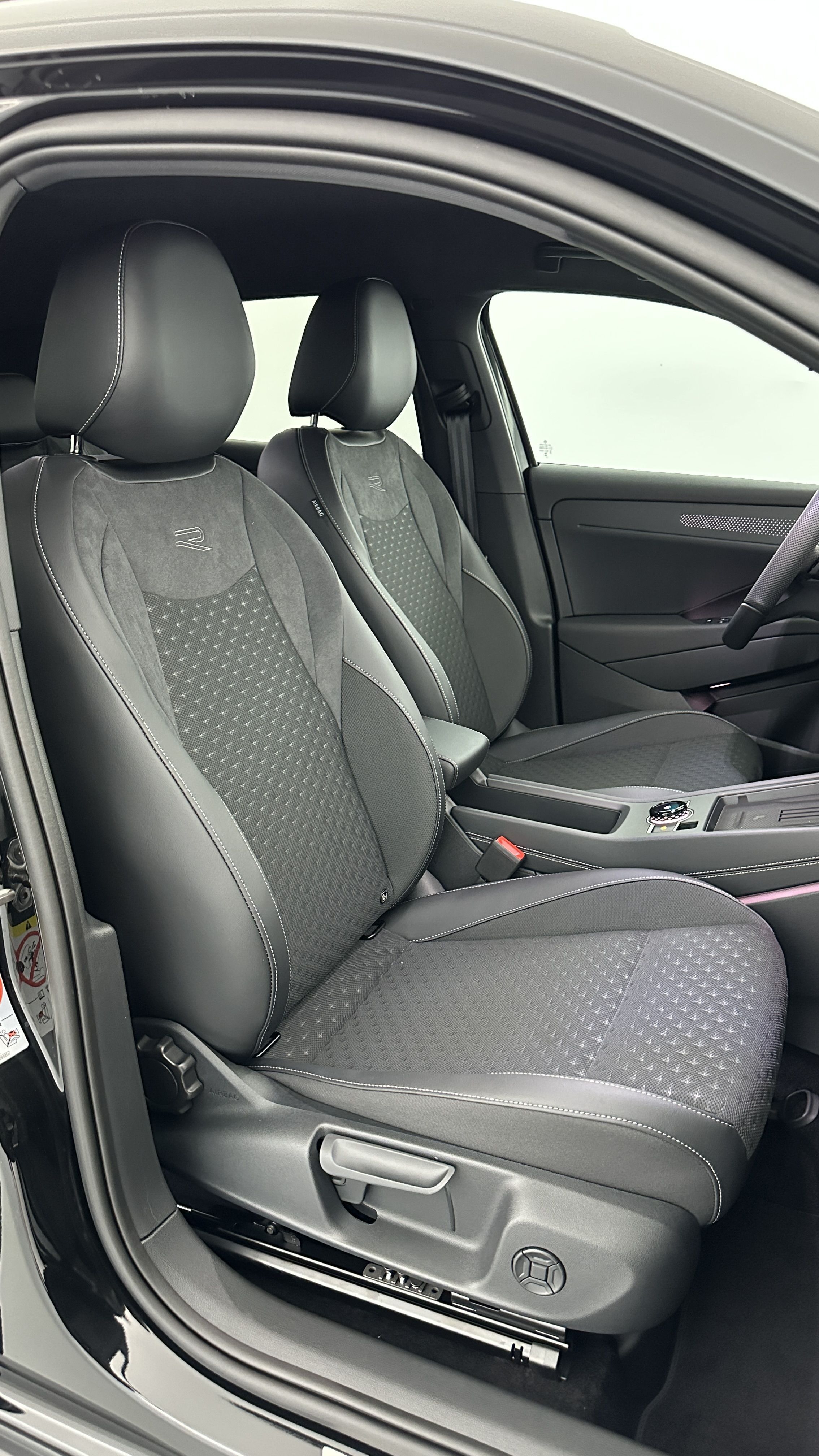 Volkswagen T-Roc - Image 17