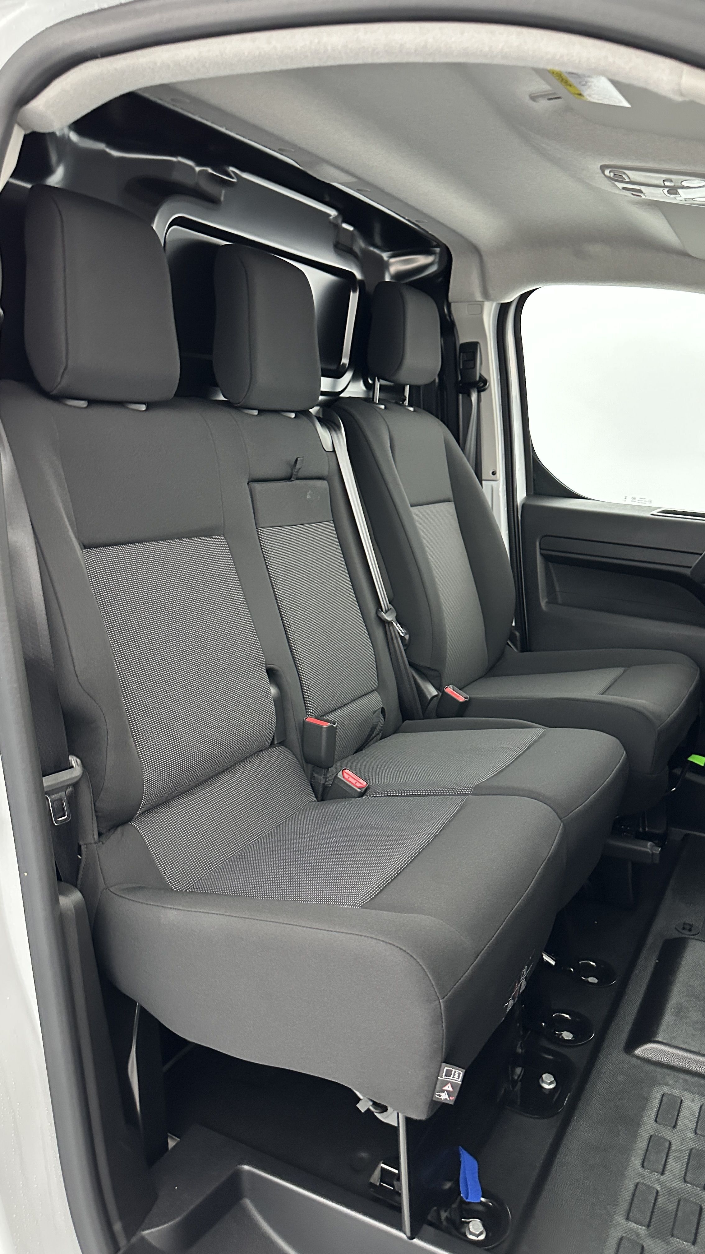 Peugeot E-EXPERT COMBI - Image 12