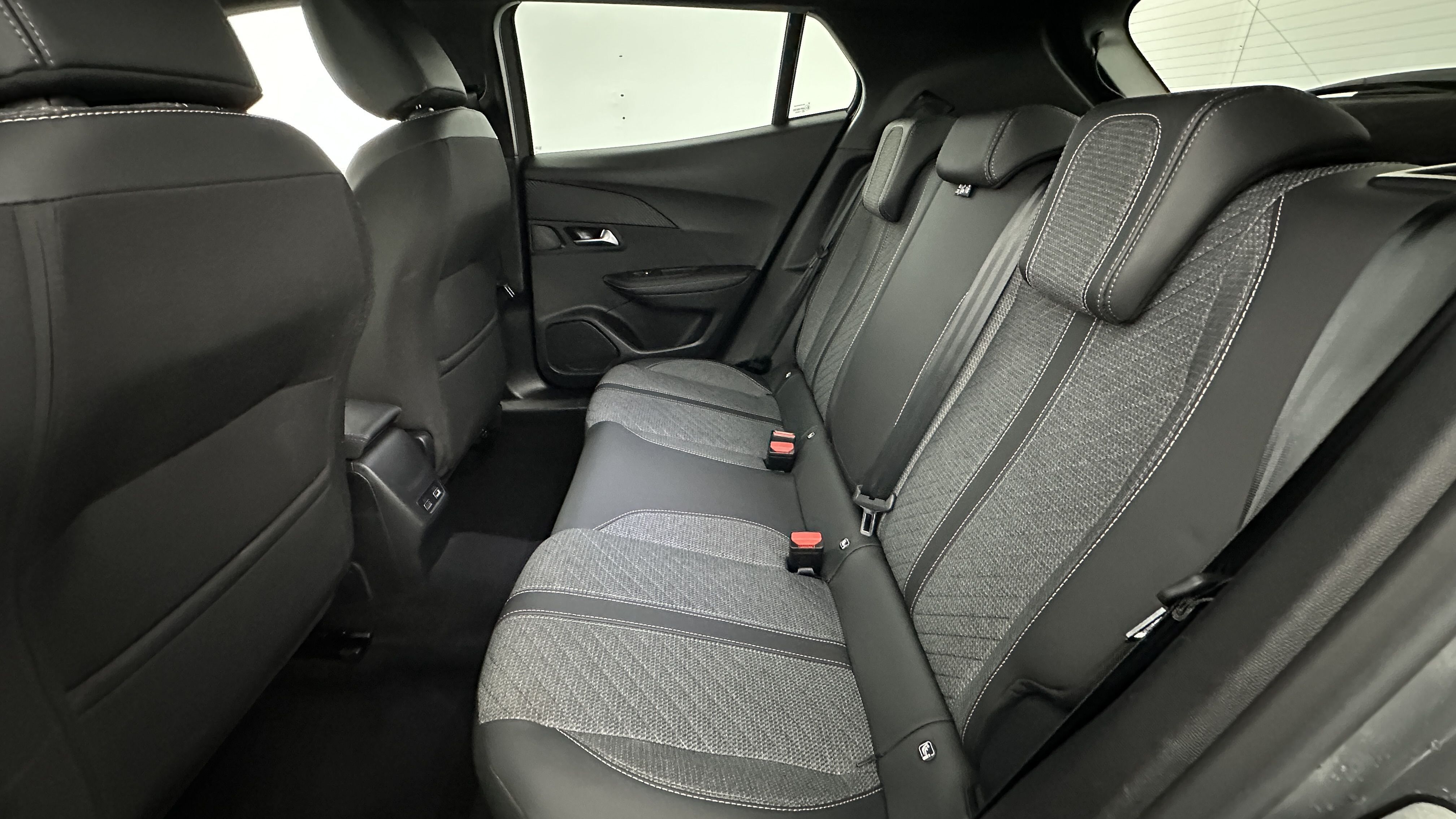 Peugeot 2008 - Image 9