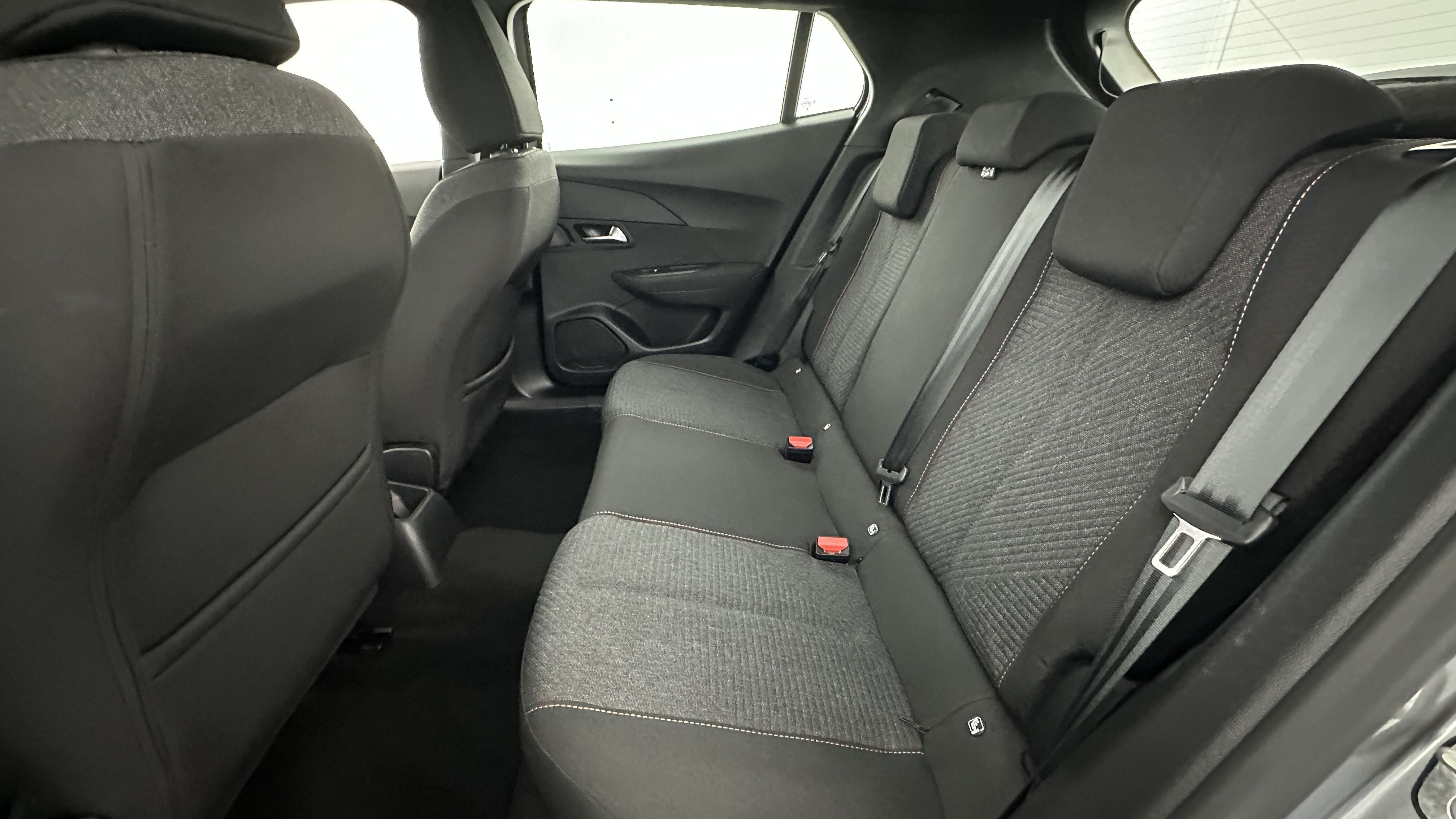 Peugeot 2008 - Image 9