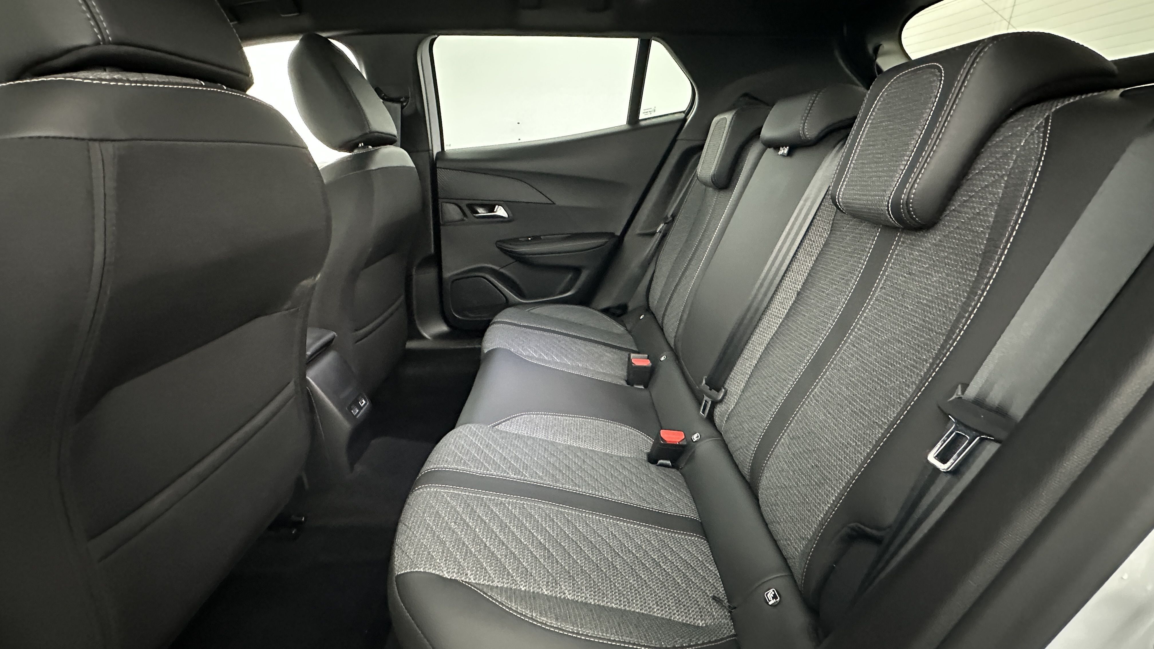 Peugeot 2008 - Image 9