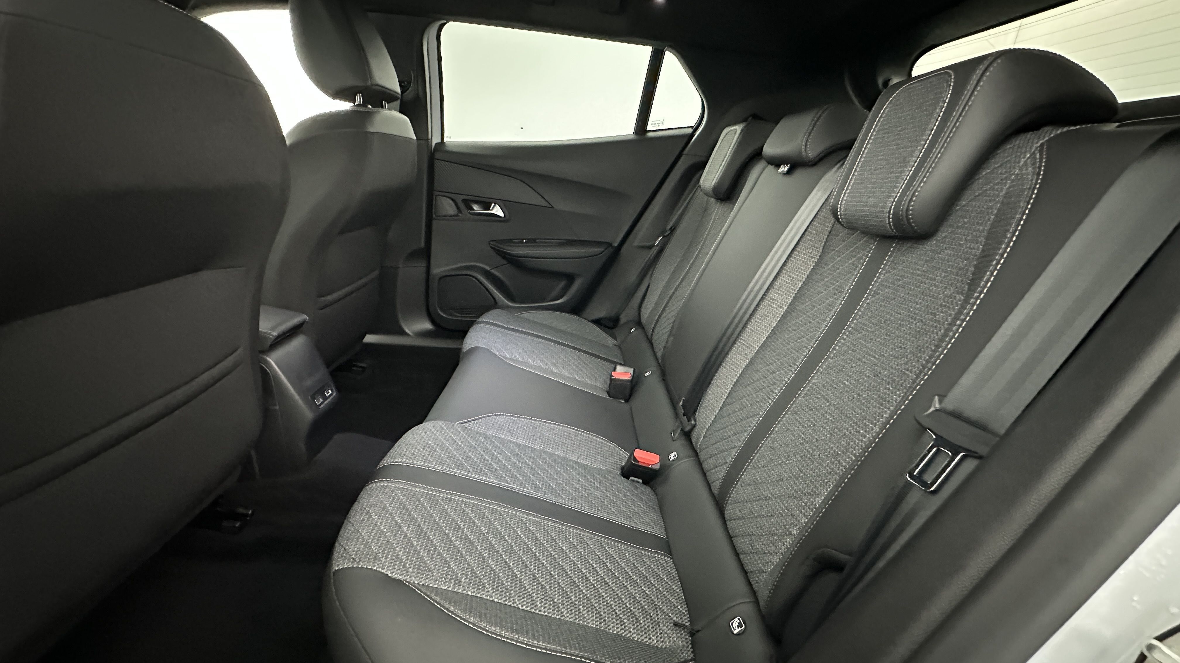 Peugeot 2008 - Image 9