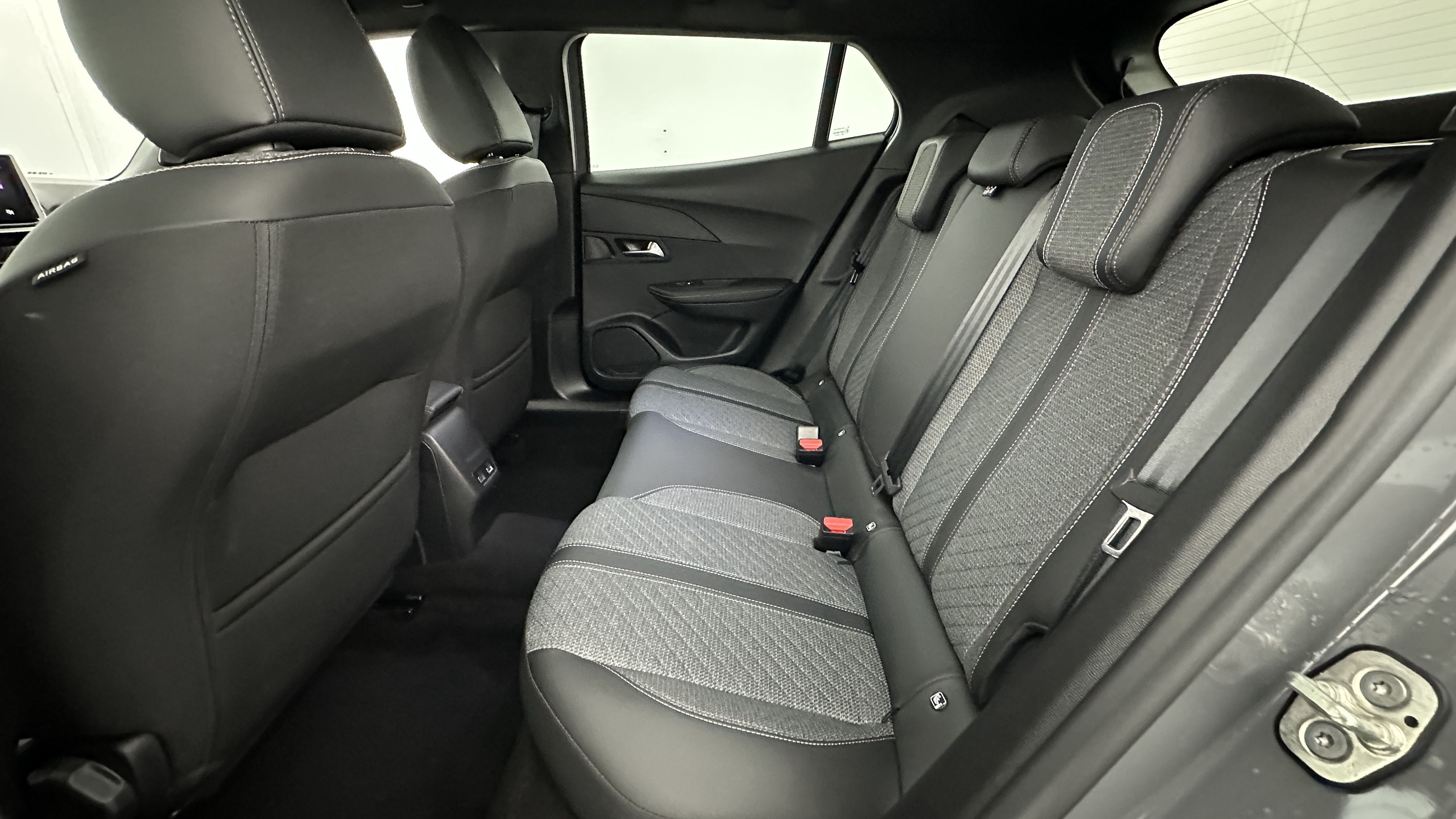 Peugeot 2008 - Image 9