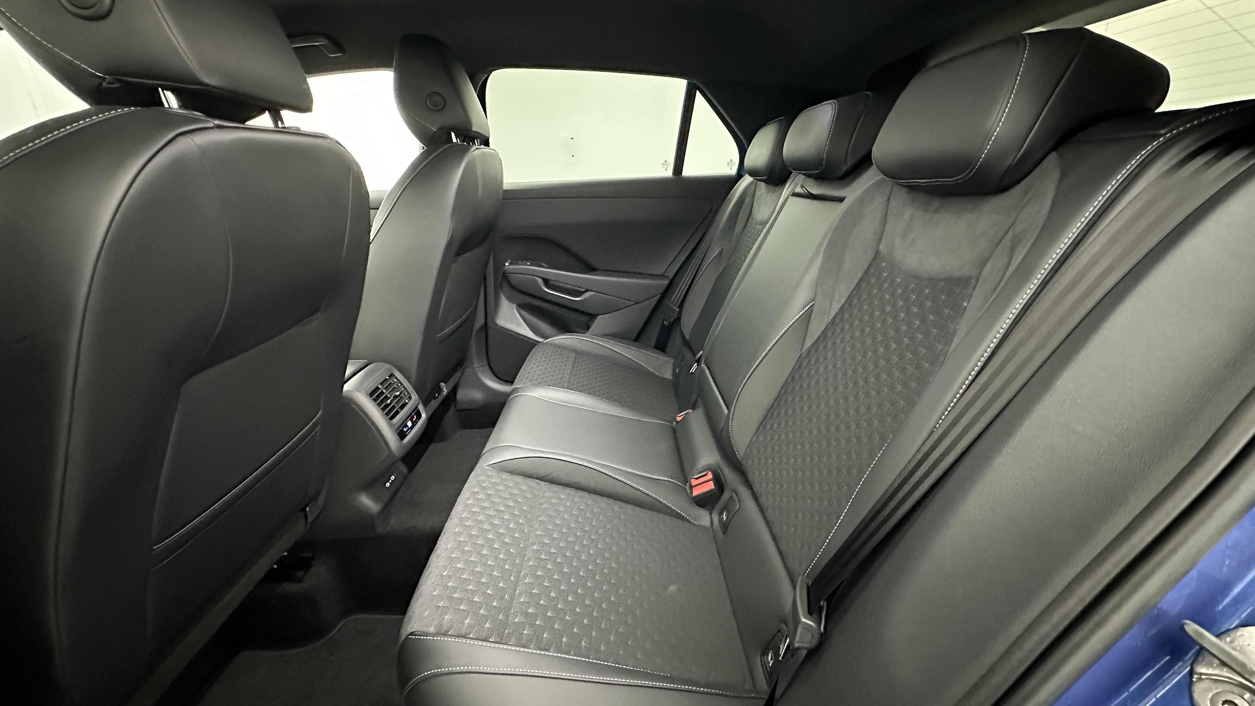 Volkswagen T-Roc - Image 9