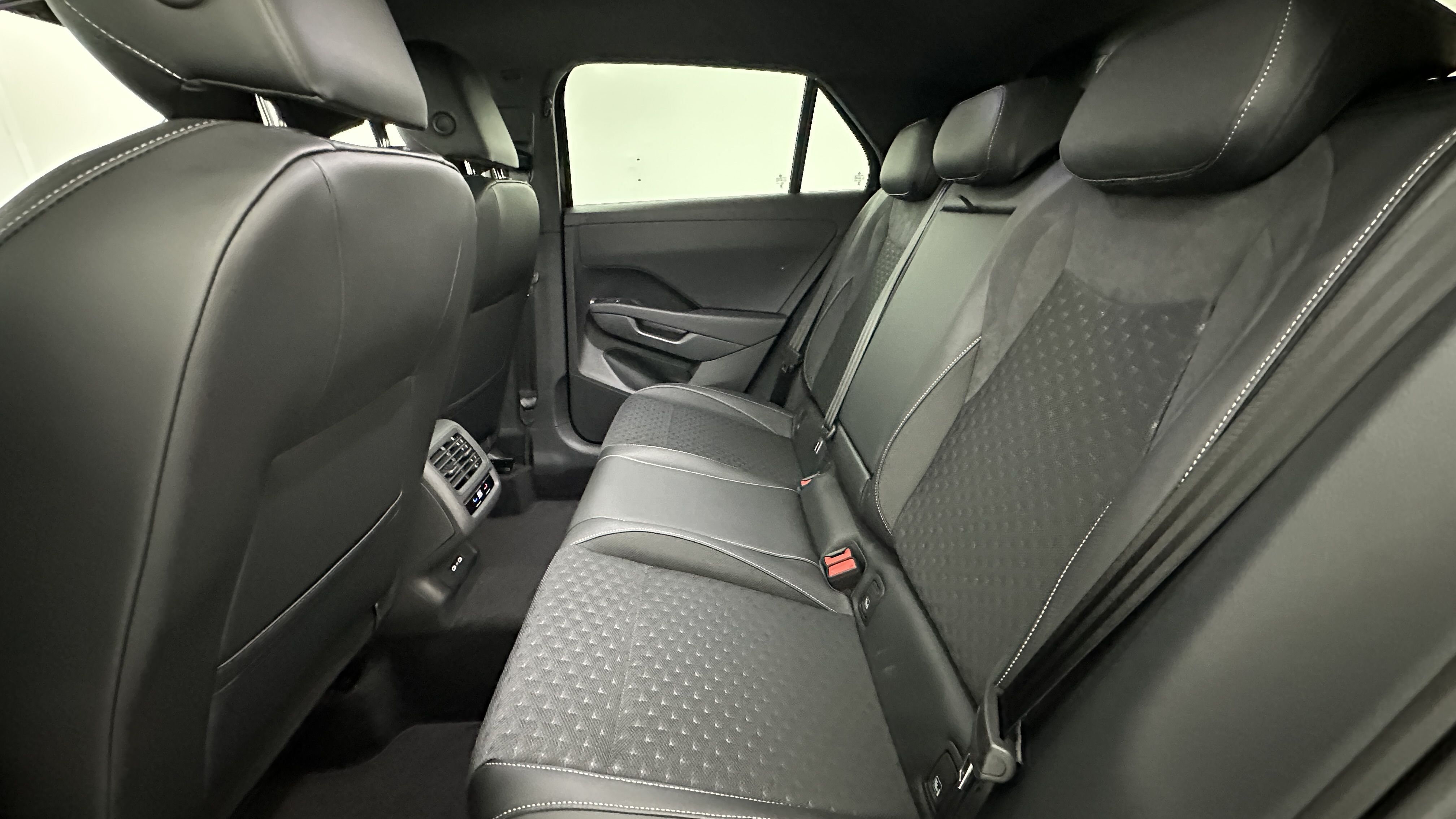 Volkswagen T-Roc - Image 9