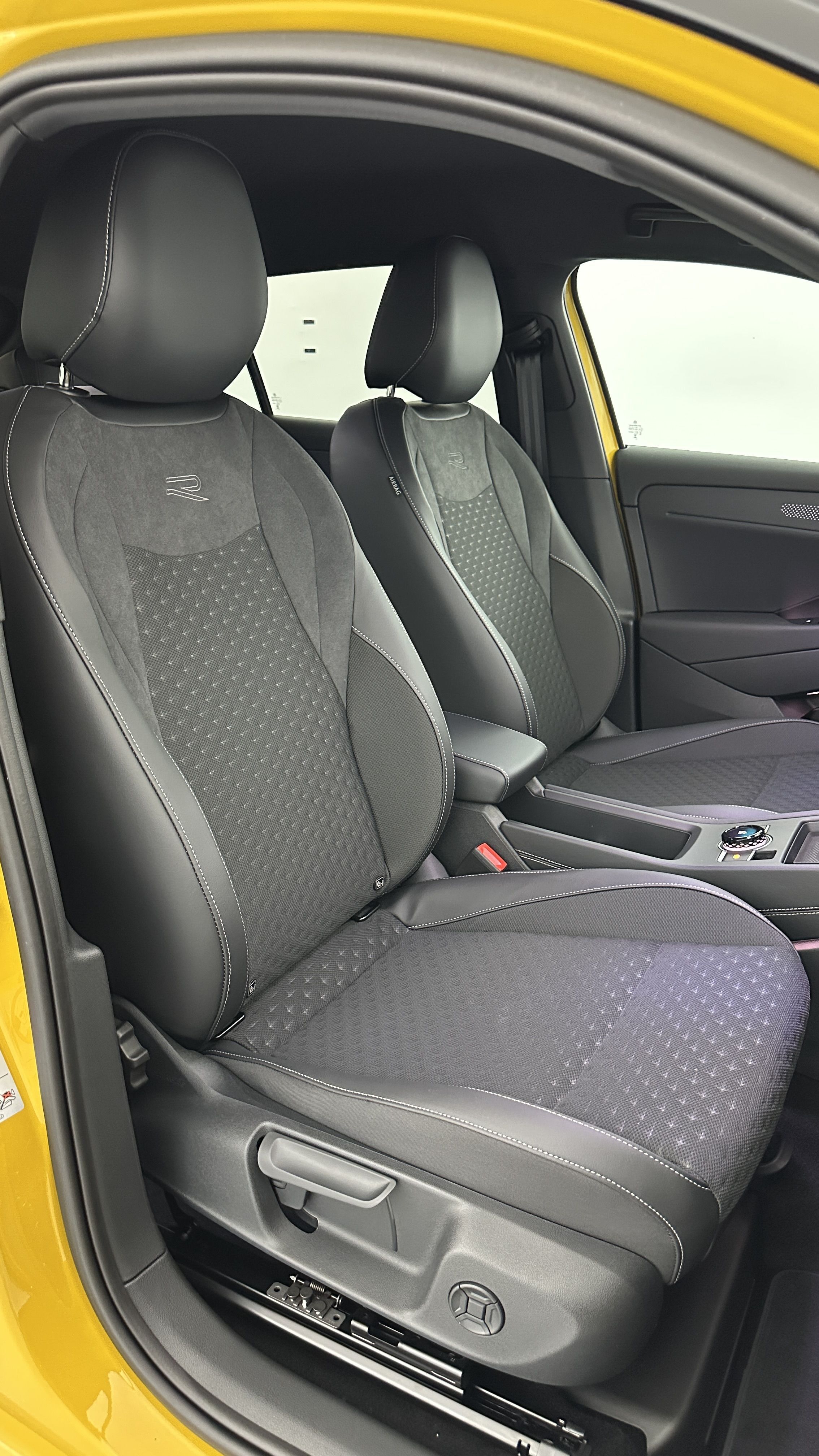 Volkswagen T-Roc - Image 18