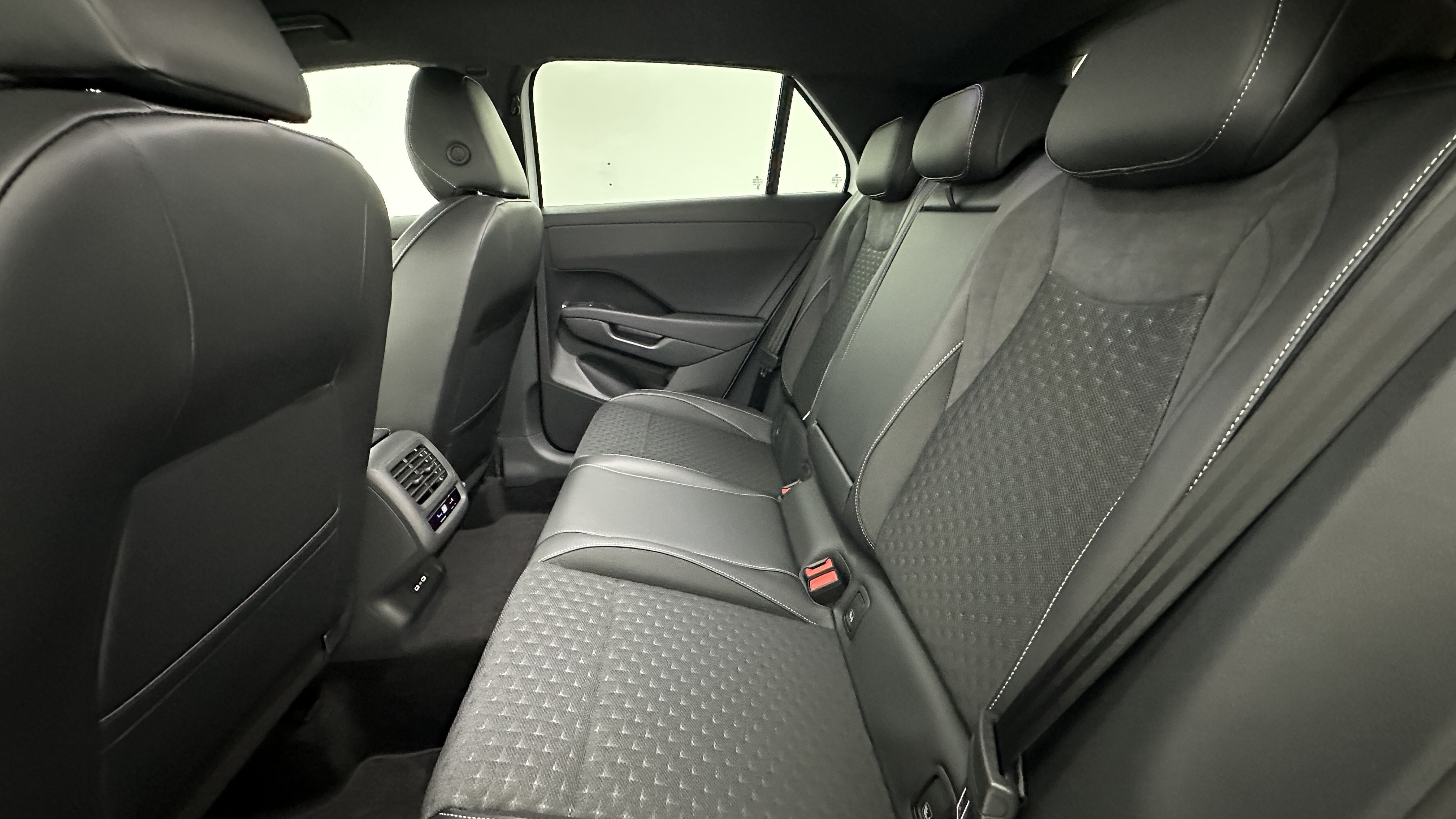 Volkswagen T-Roc - Image 9