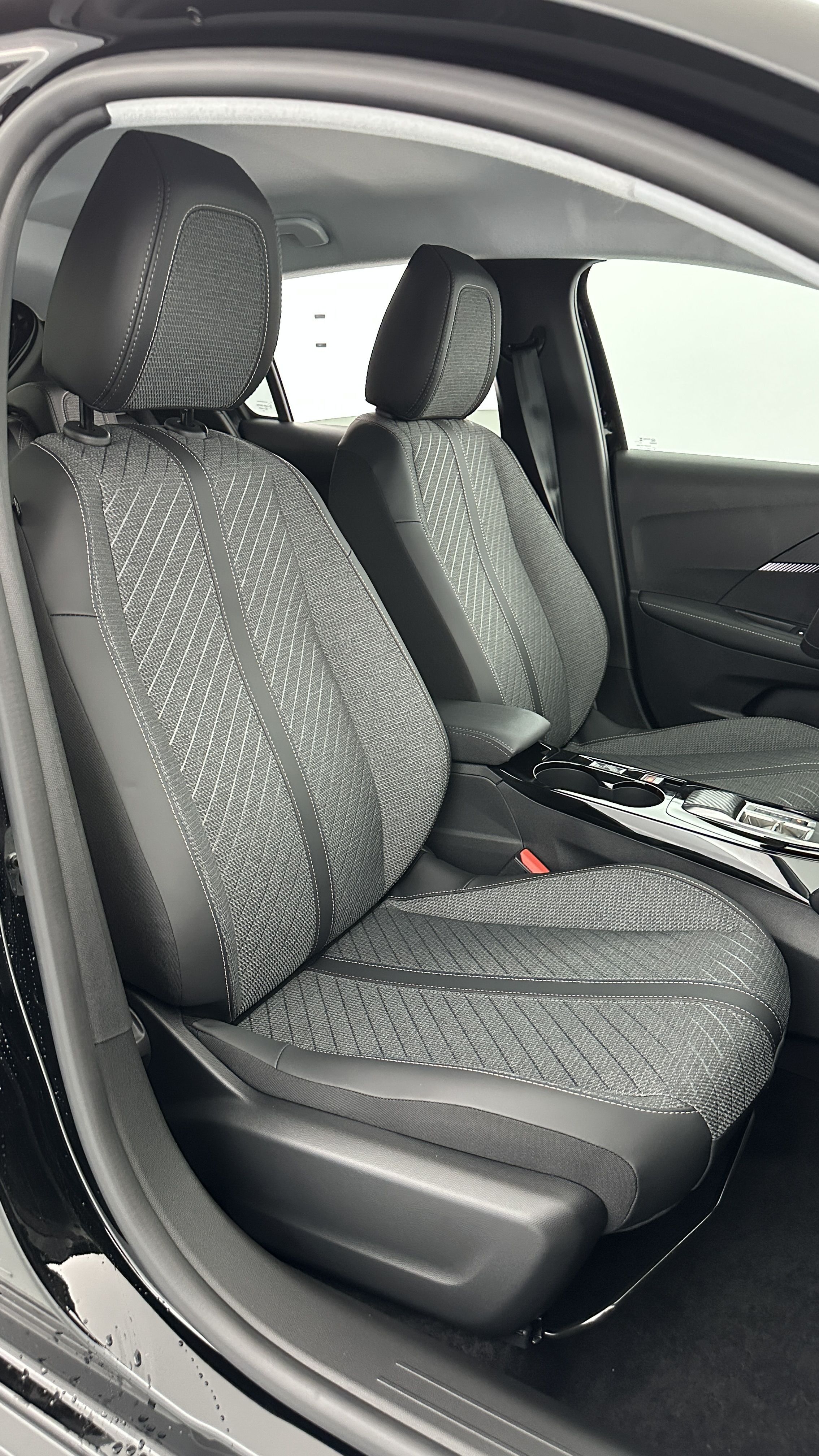 Peugeot 208 - Image 17