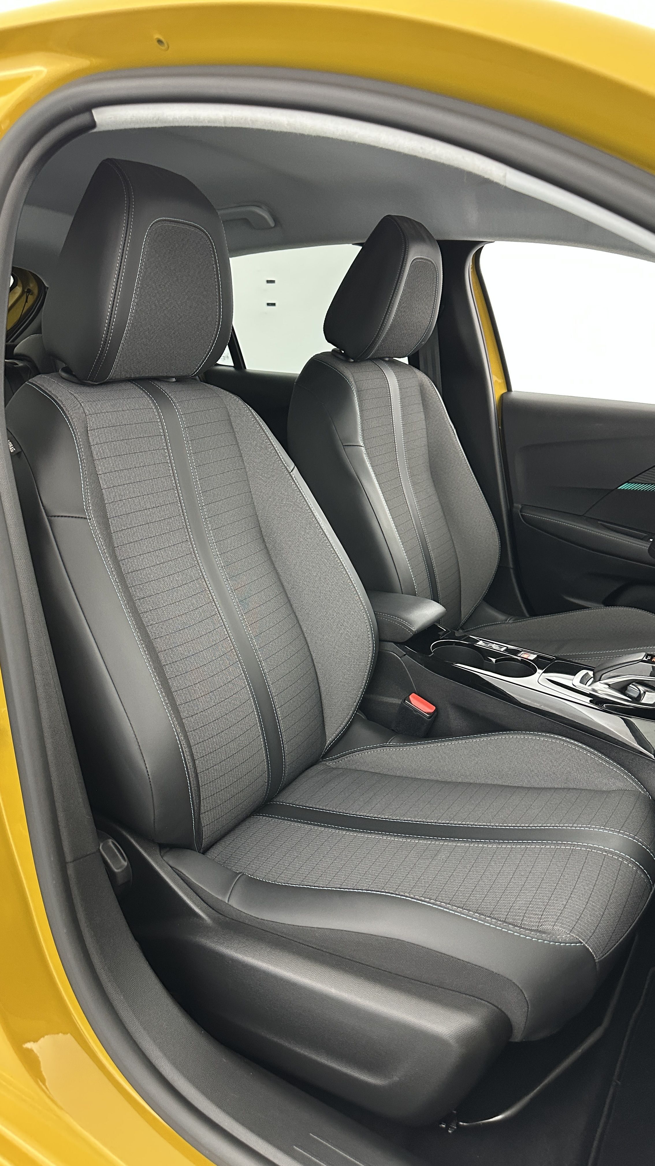 Peugeot E-208 - Image 16