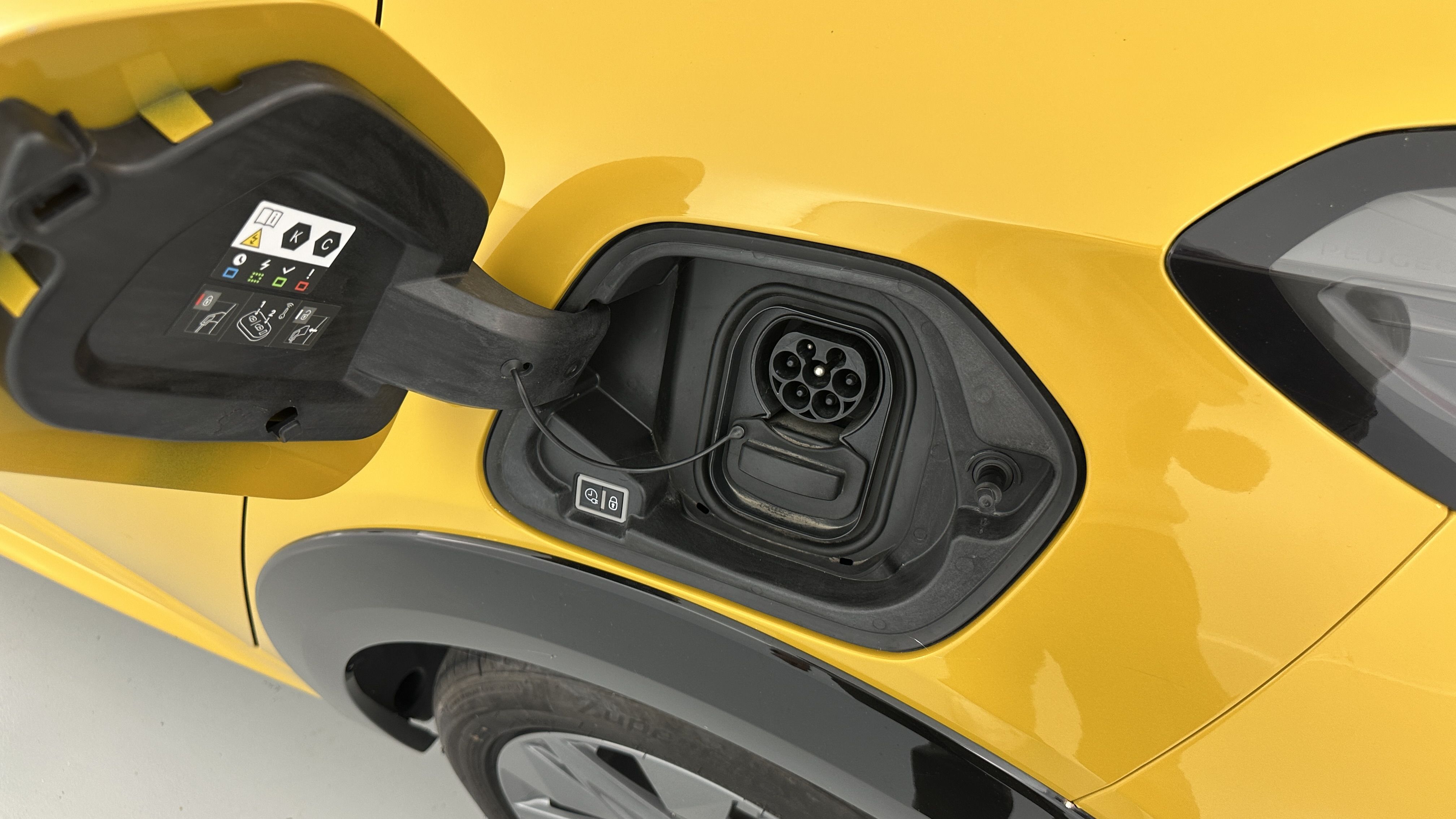 Peugeot E-208 - Image 24