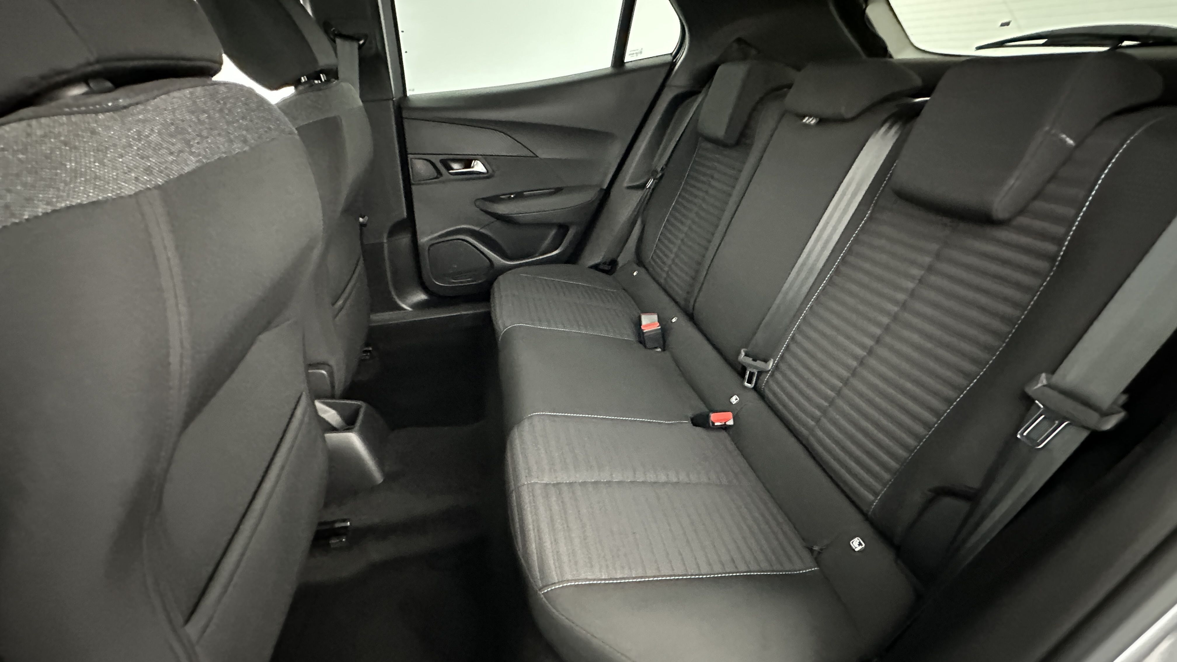 Peugeot 2008 - Image 9