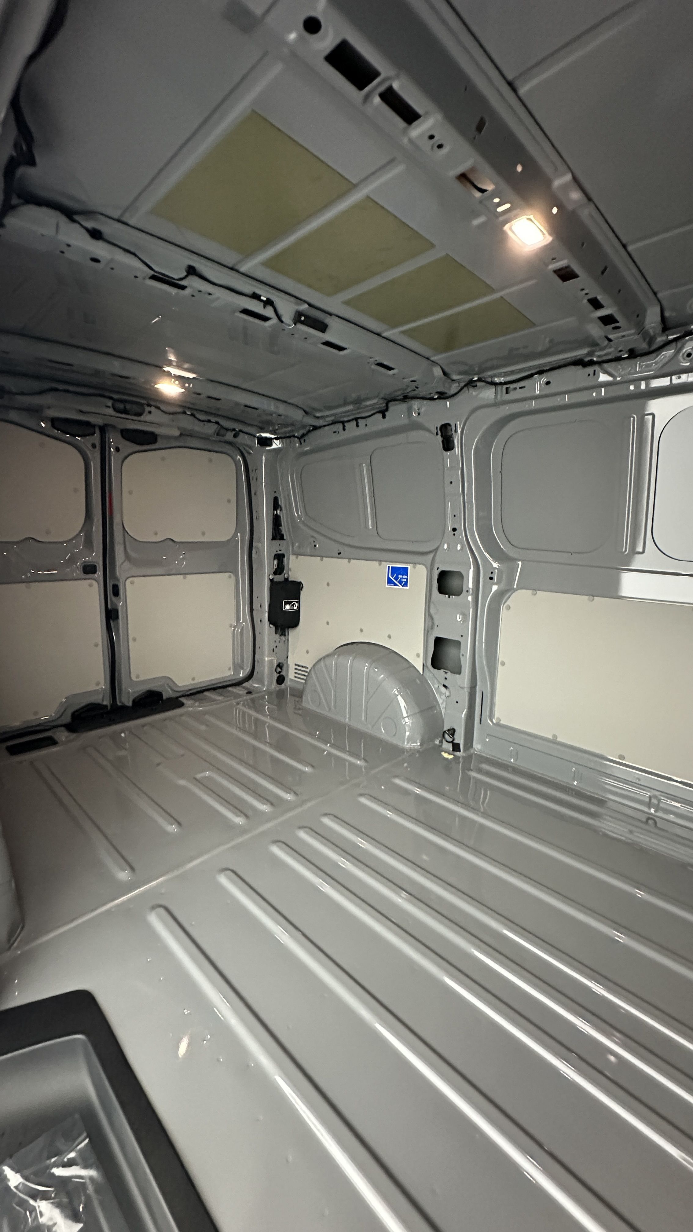 Volkswagen Transporter - Image 8