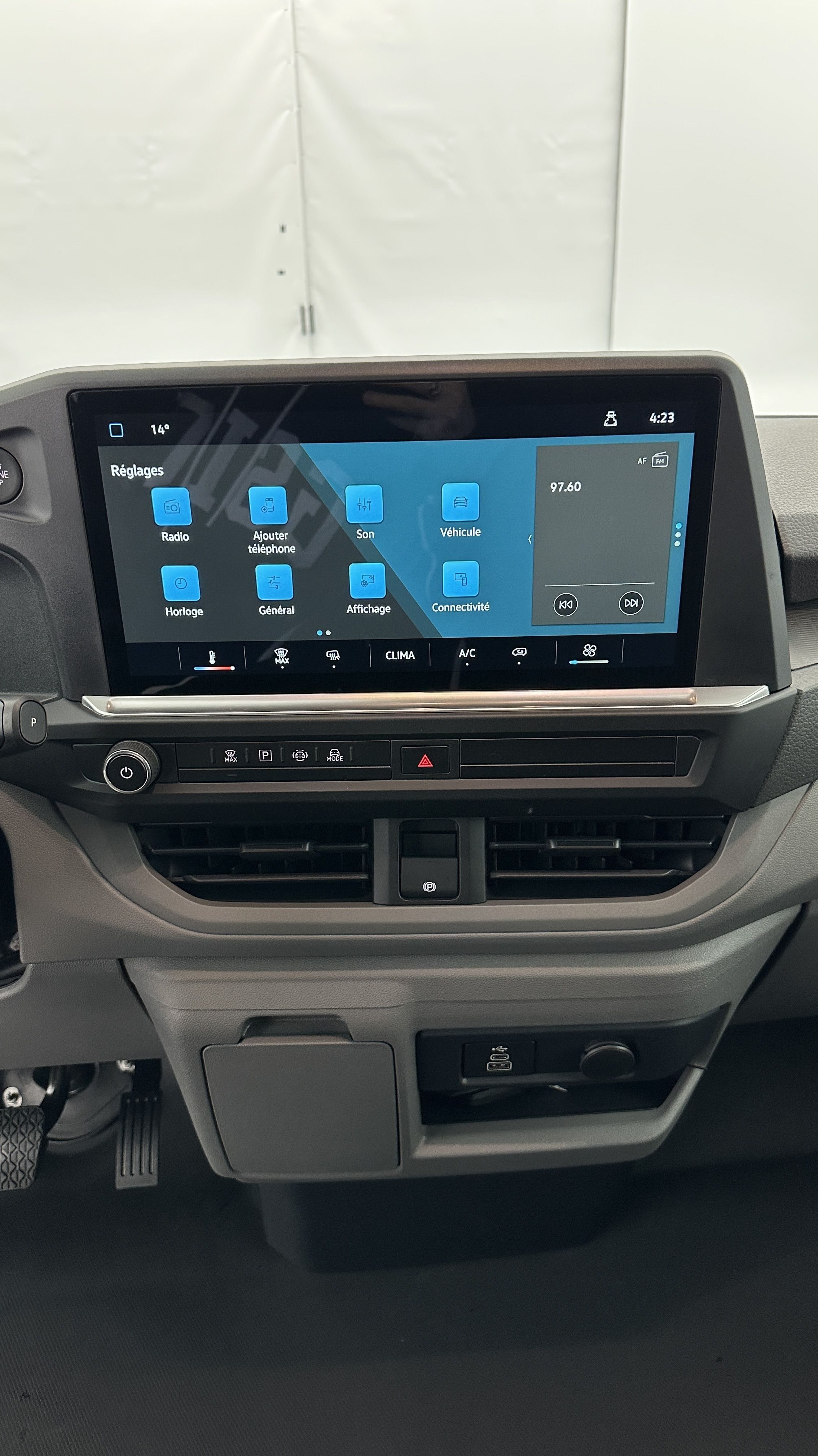 Volkswagen Transporter - Image 11