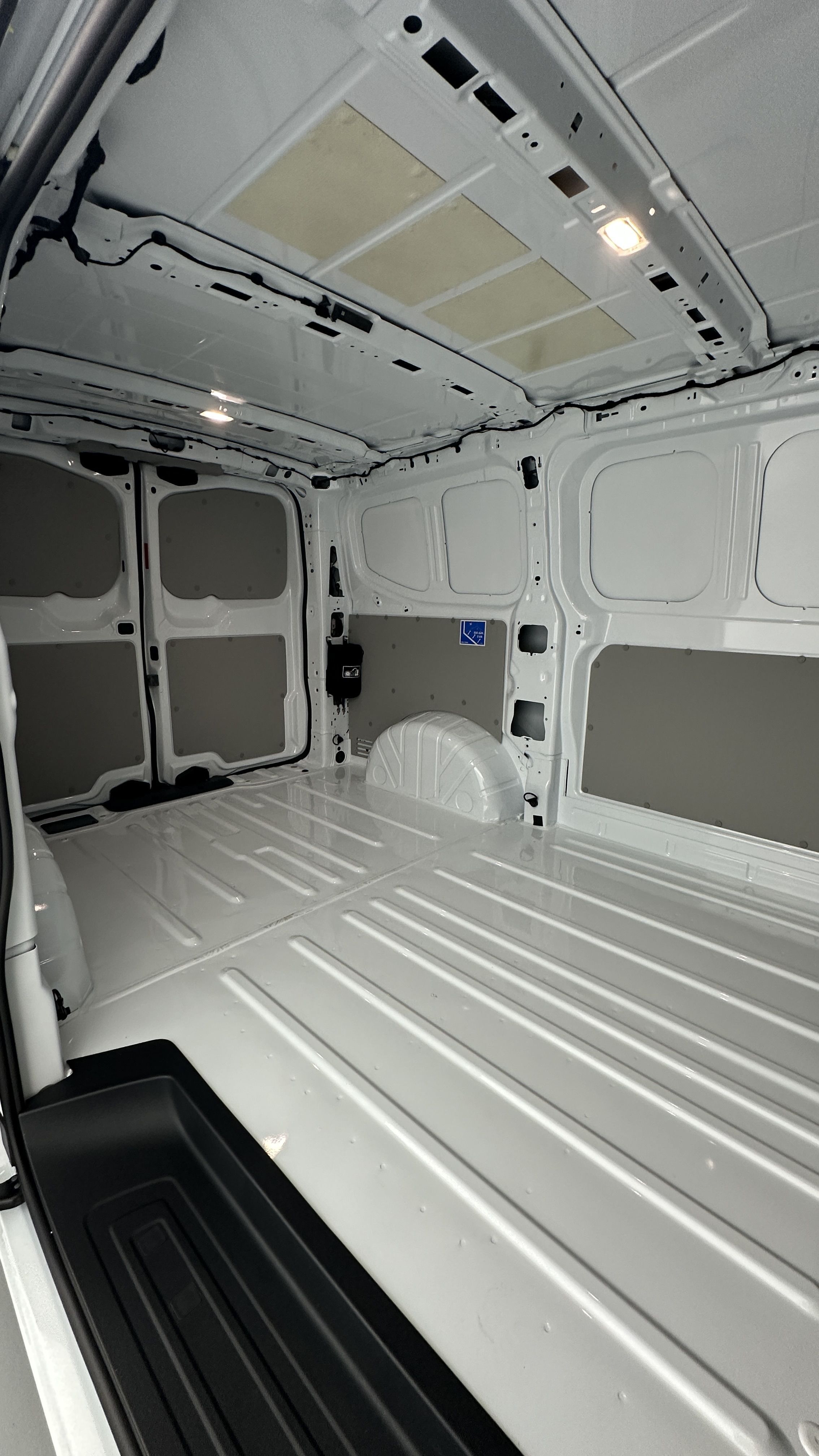 Volkswagen Transporter - Image 8