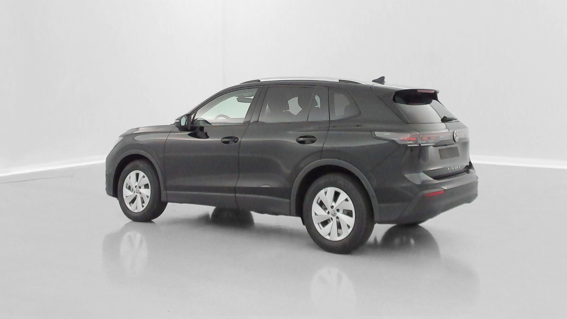 Volkswagen Tiguan - Image 32