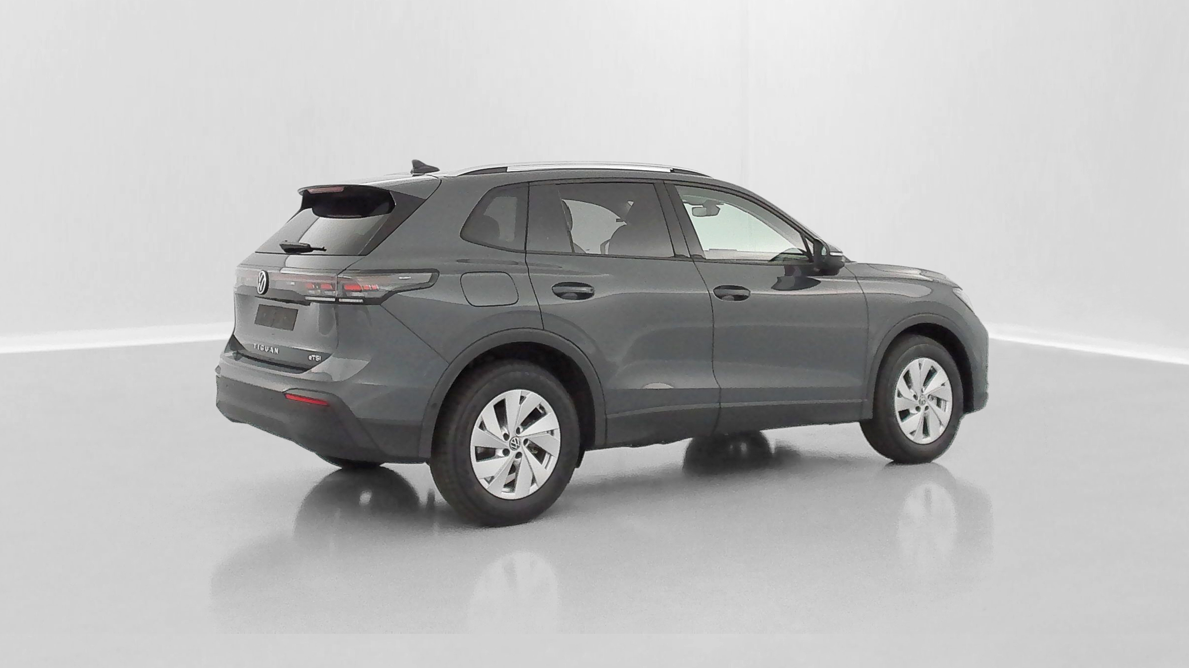 Volkswagen Tiguan - Image 33