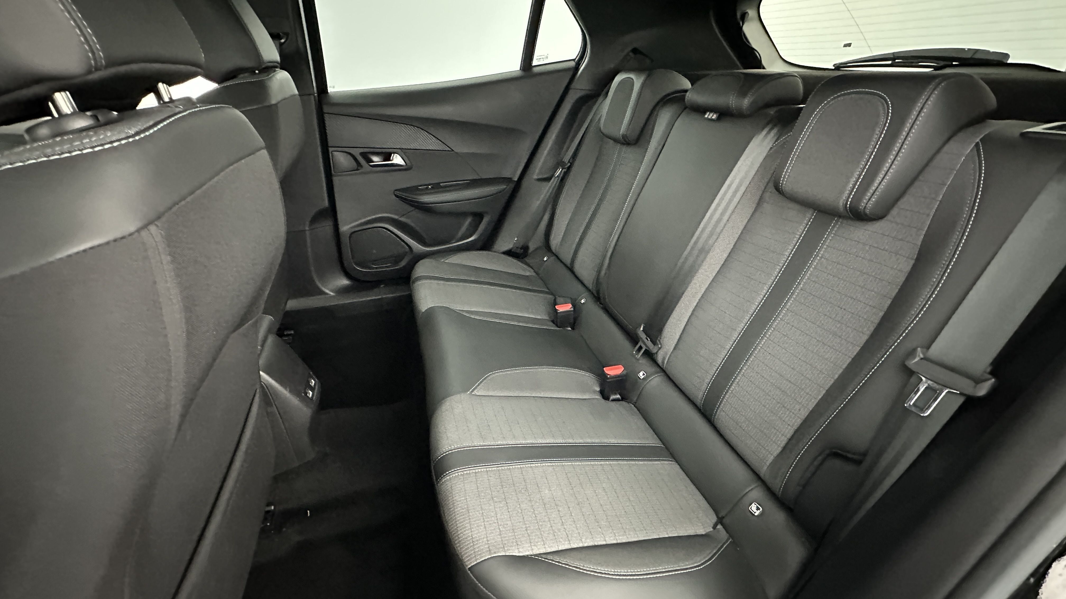 Peugeot 2008 - Image 9