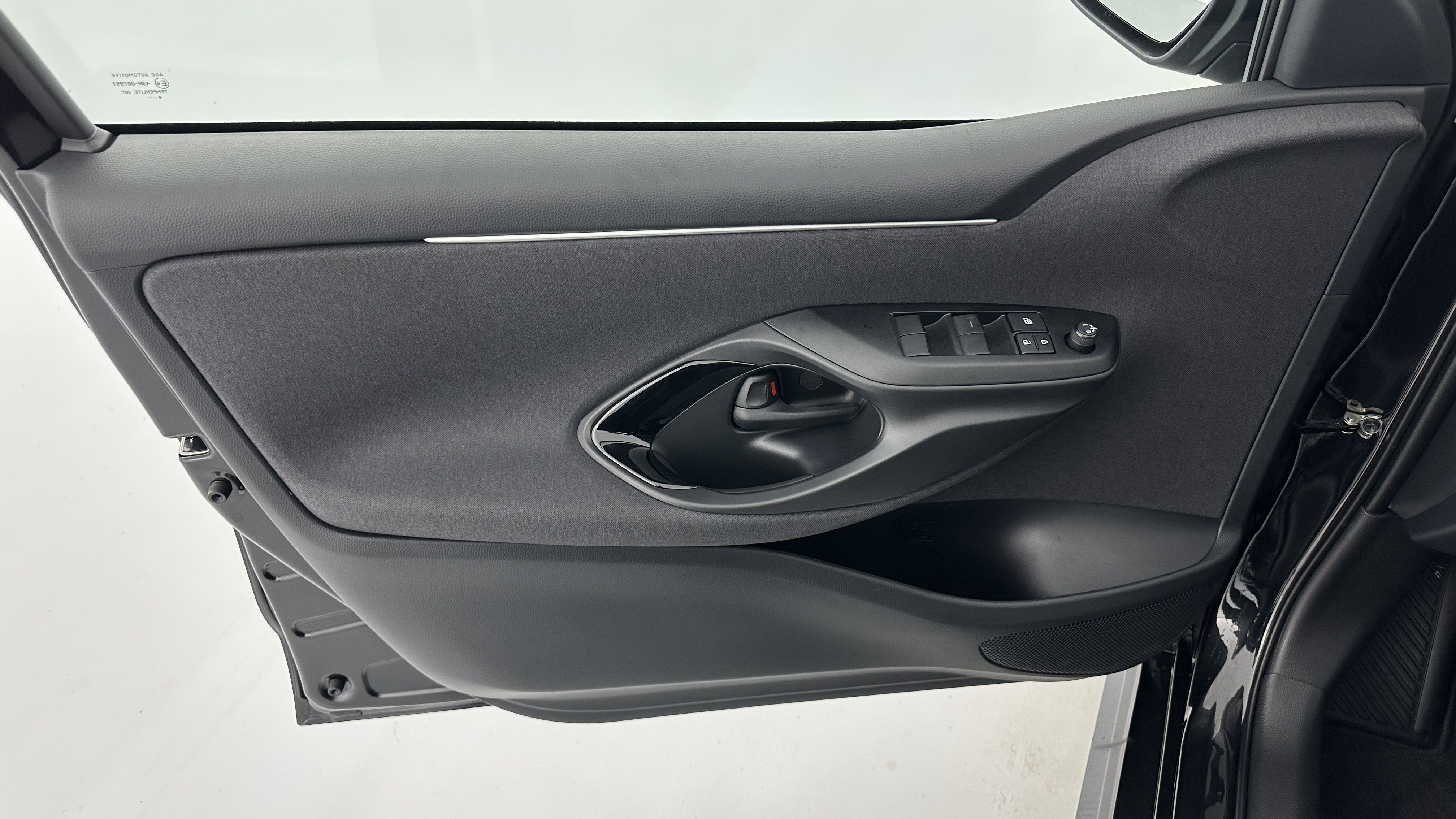 Toyota Yaris - Image 12