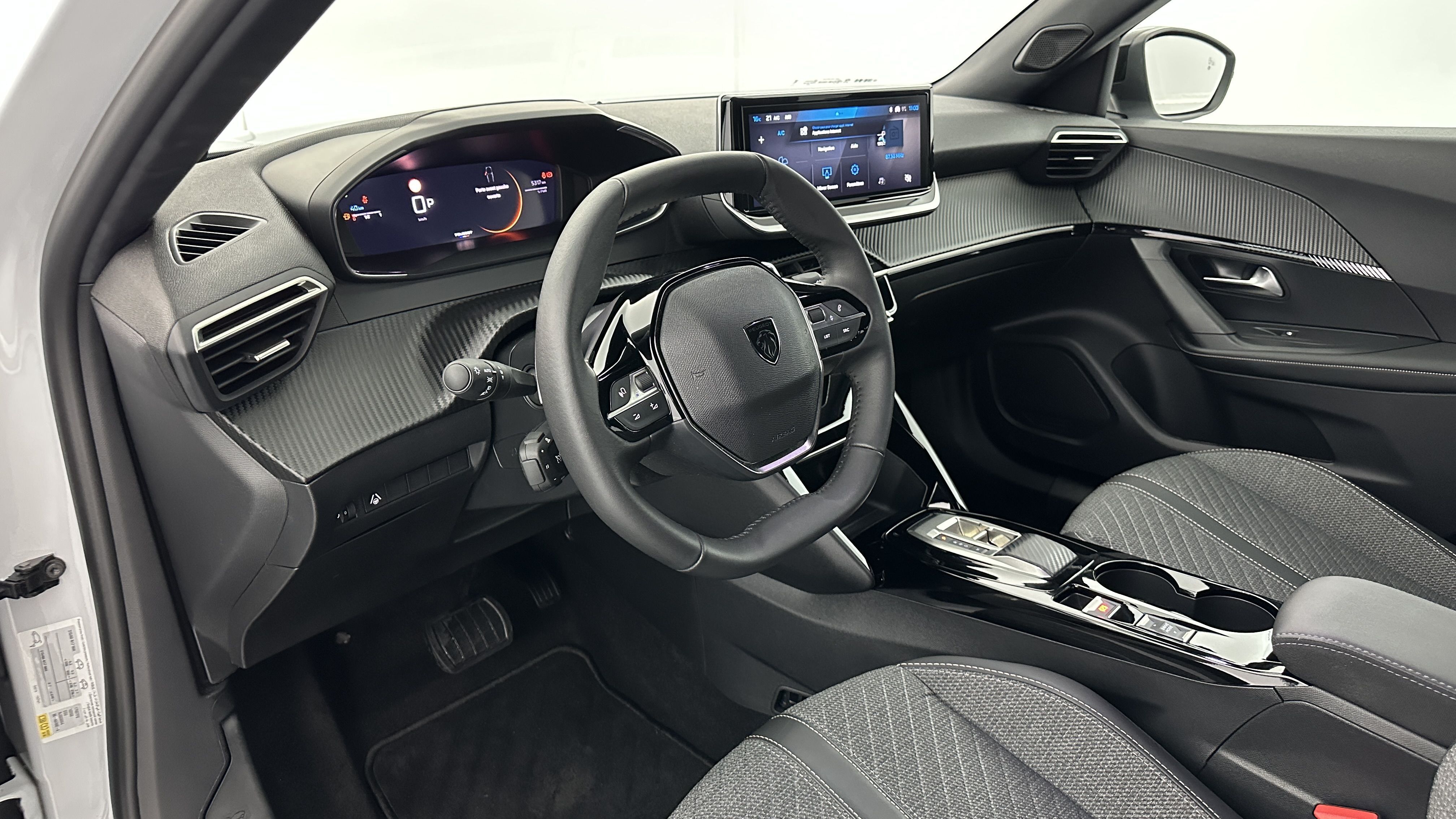 Peugeot 2008 - Image 6