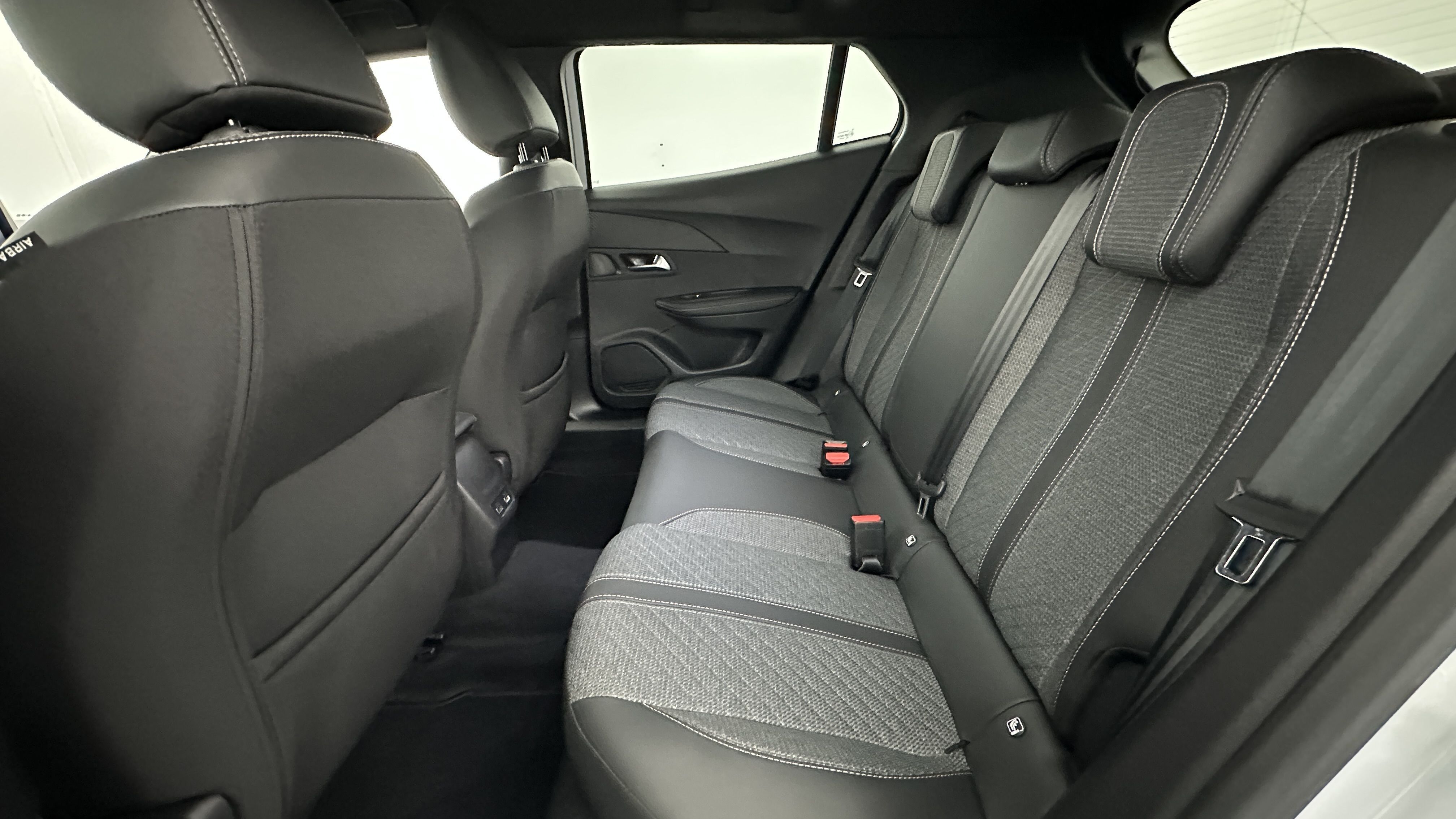 Peugeot 2008 - Image 9