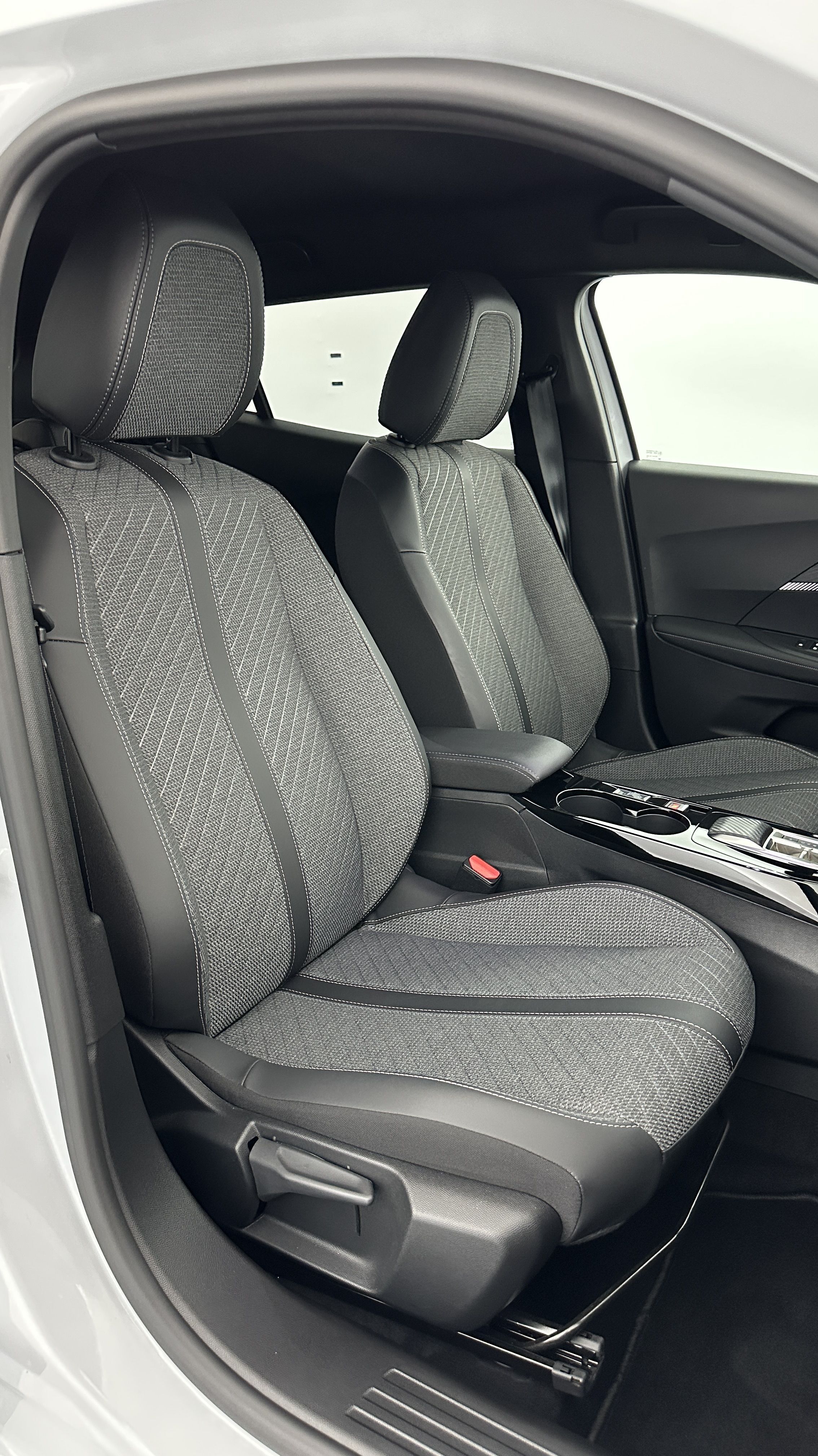 Peugeot 2008 - Image 18