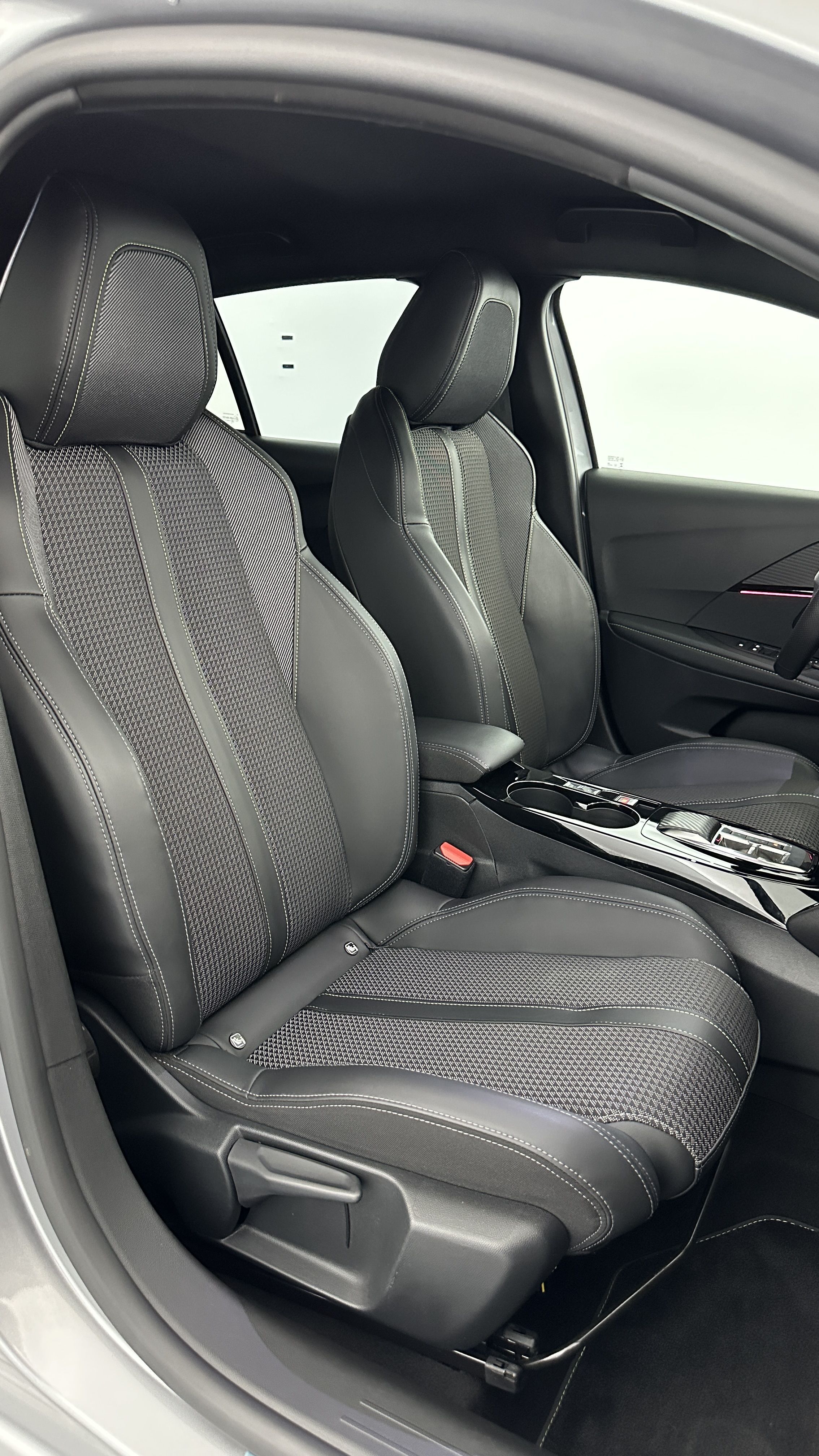 Peugeot 208 - Image 18